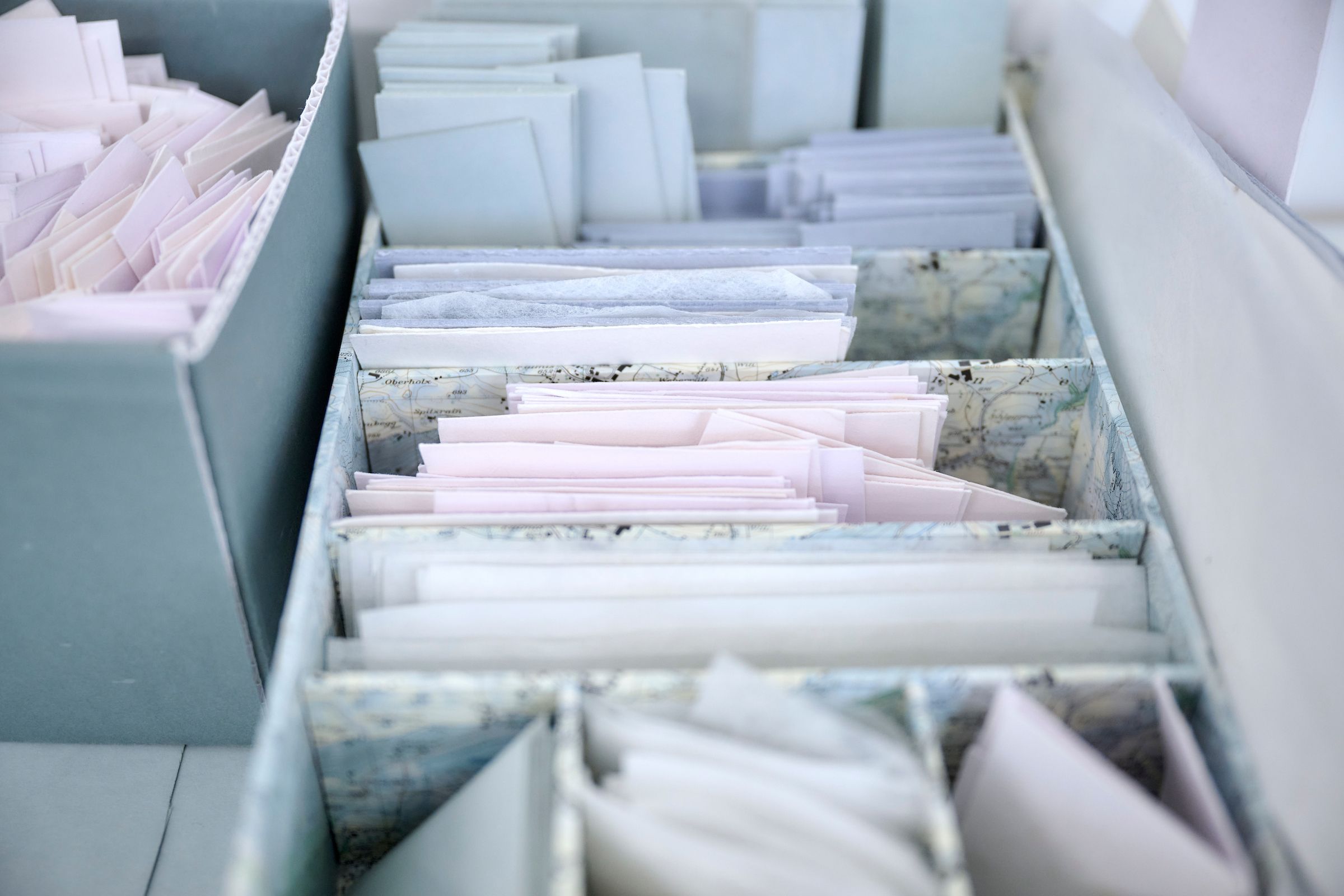 Unterschiedliche Papiersorten, die für die Restaurierung von Karten verwendet werden