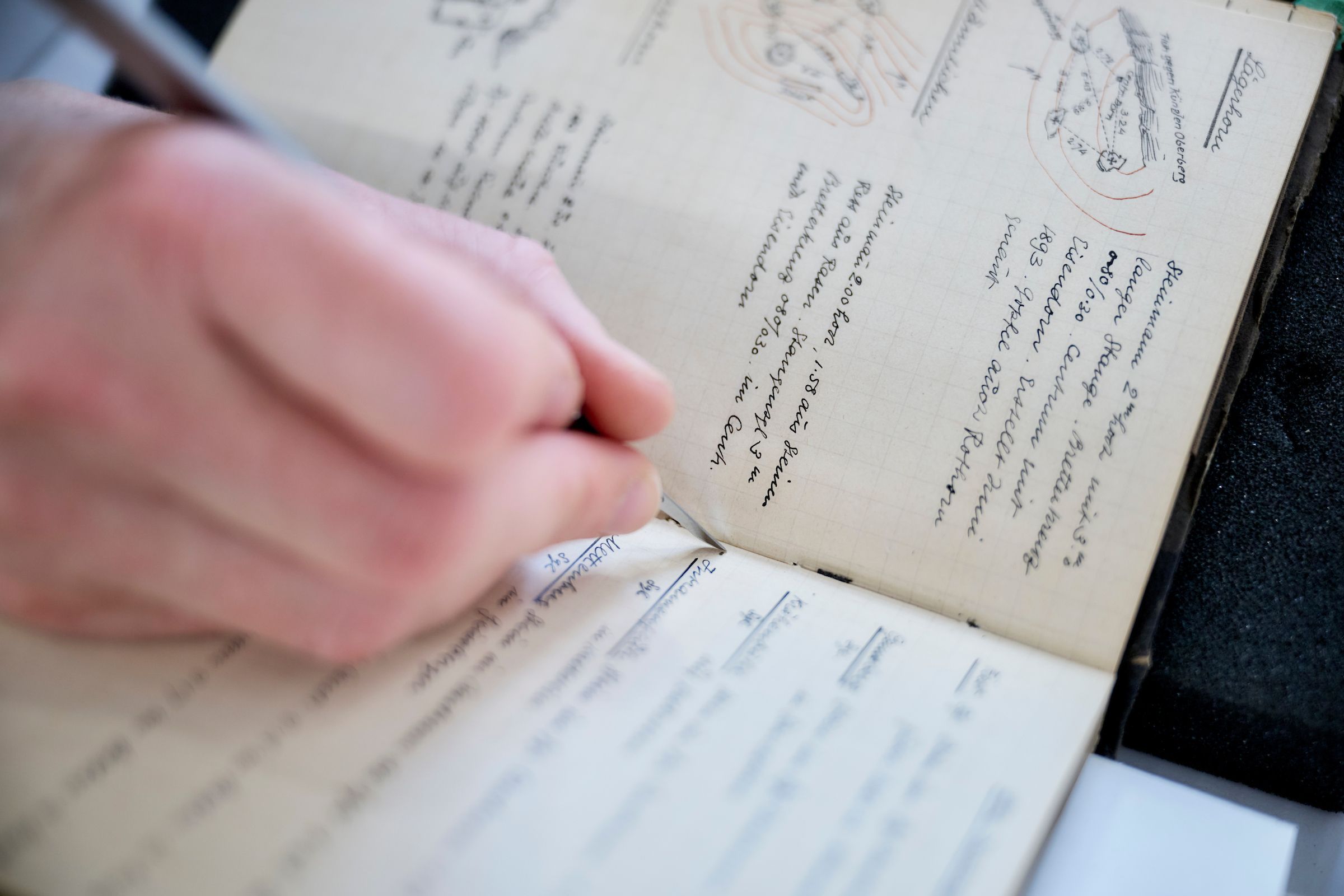 Lea Dauwalder restoring a field booklet