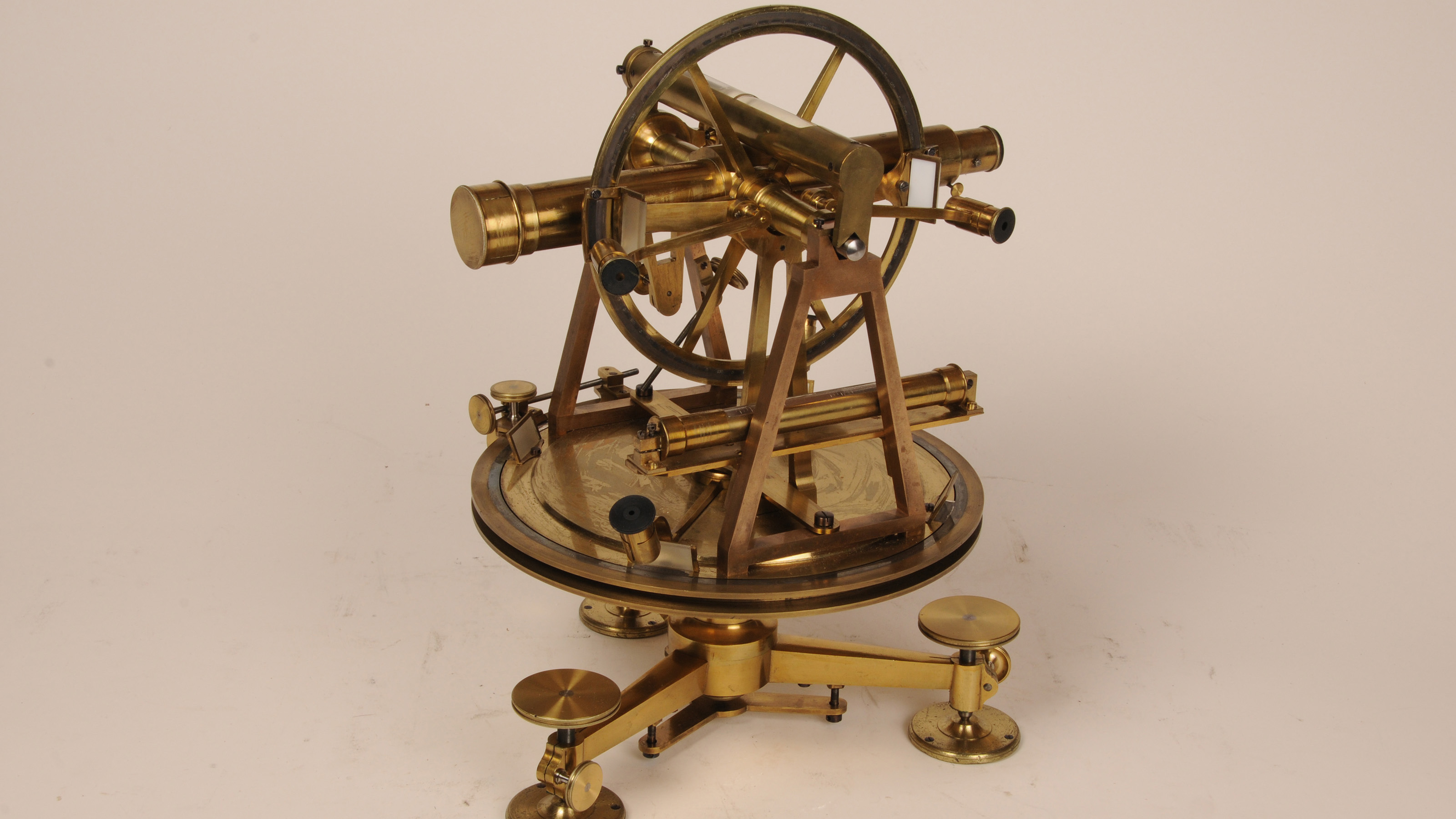 Starke 12-inch theodolite (1837). The two azimuthal circles, the telescope sight and two spirit levels (vials) are visible.