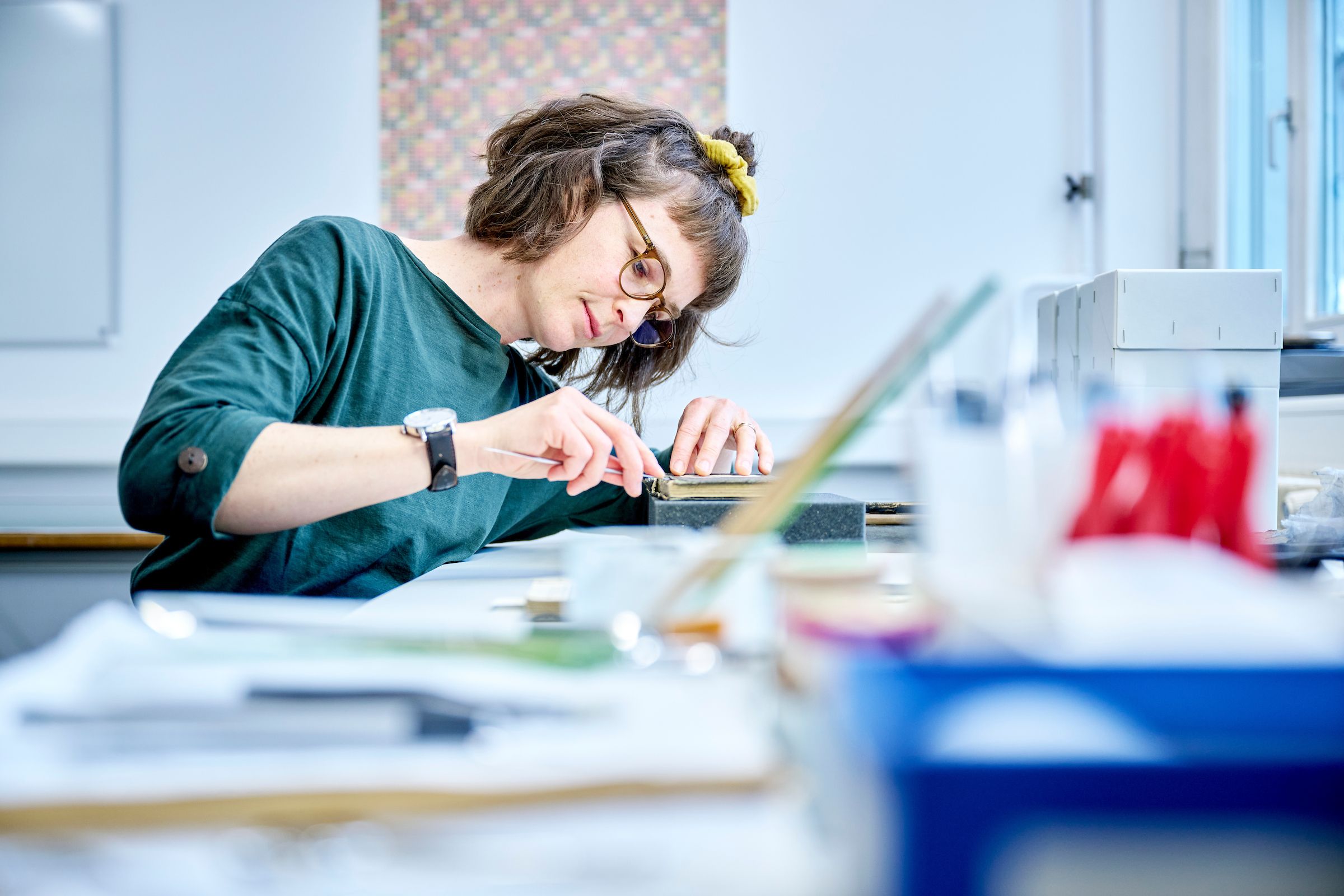 Lea Dauwalder restoring a field booklet