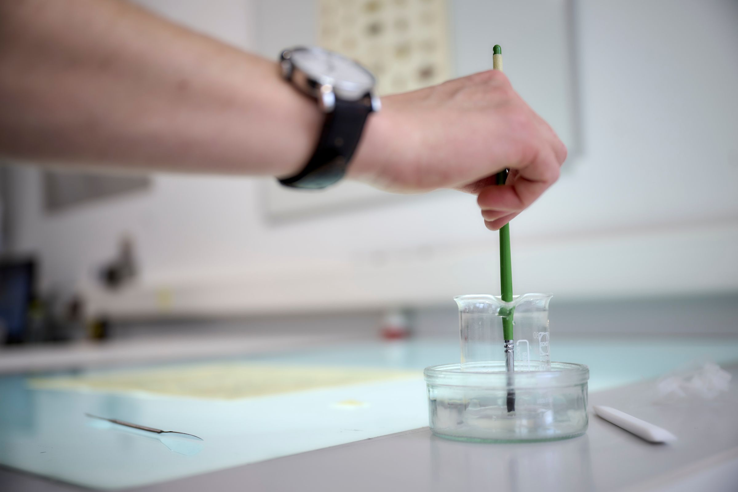 Mixing the adhesive with the brush
