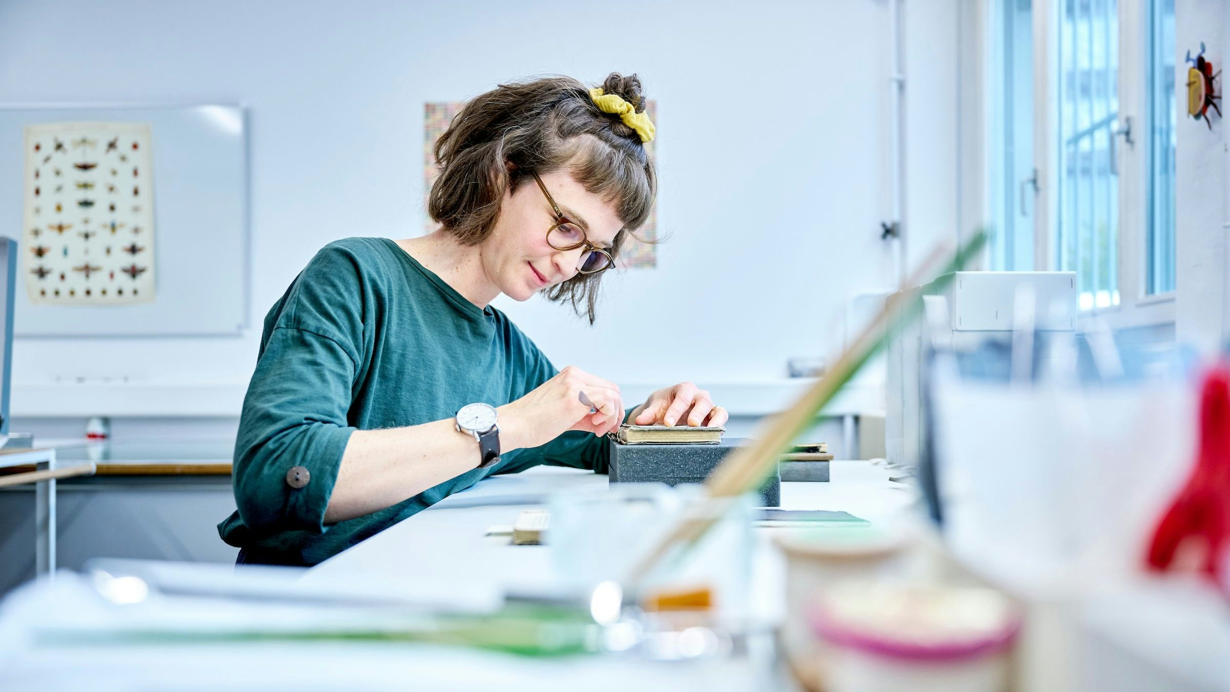 Lea Dauwalder lors de la restauration d'un carnet de notes.