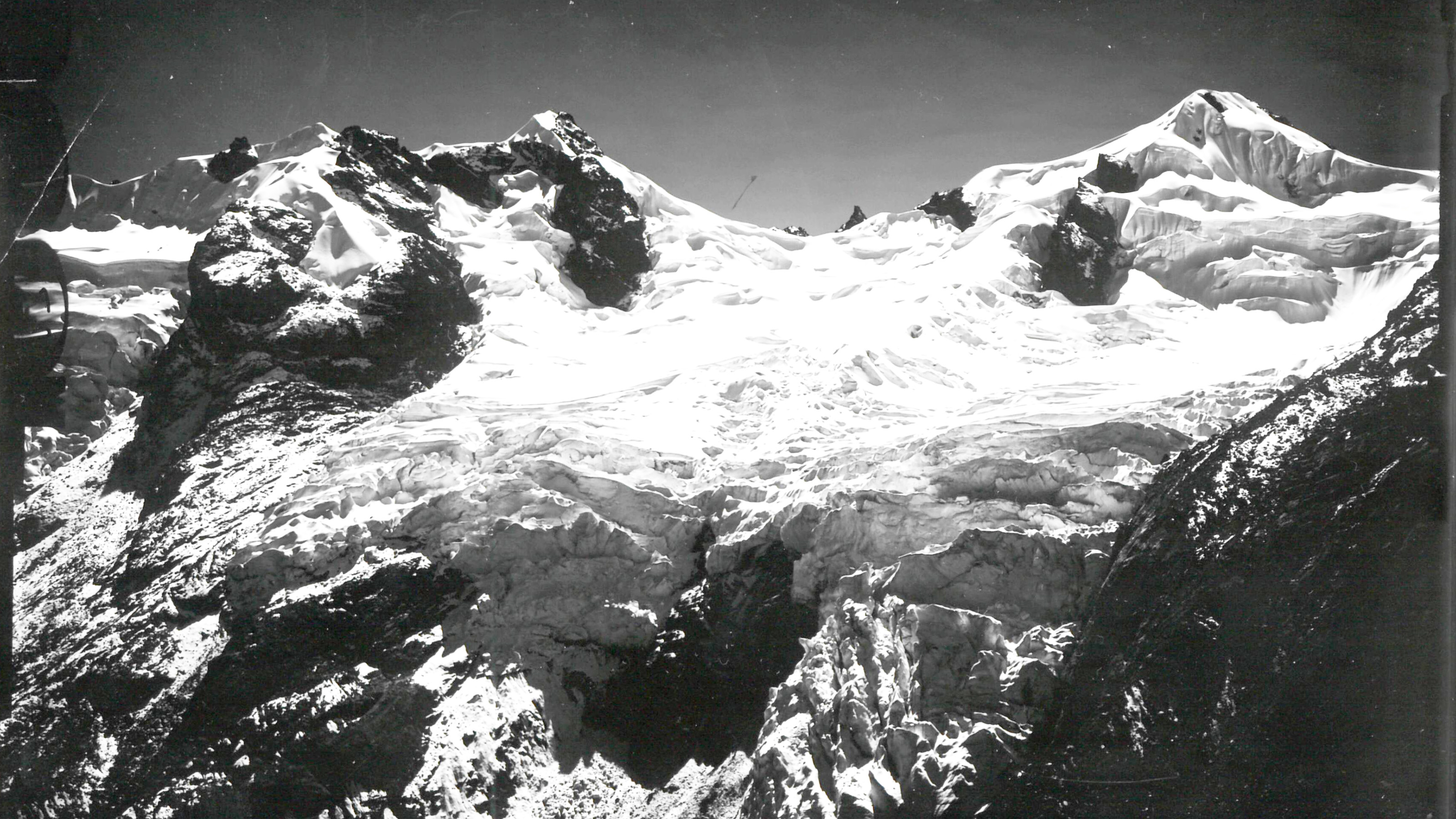Prise de vue terrestre prise dans la région de Panta au Pérou. Montagnes avec glaciers.