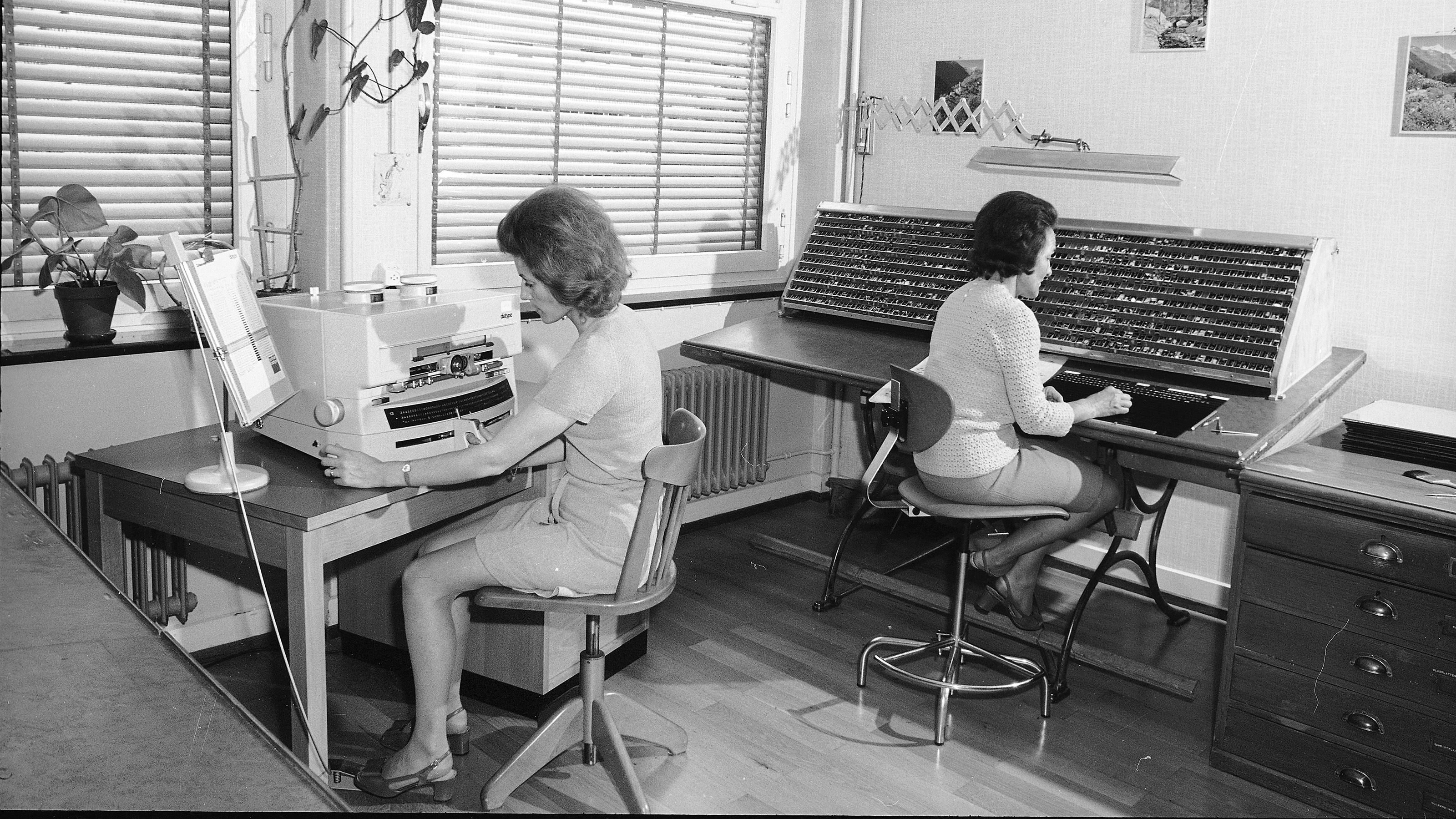 Des typographes au travail.