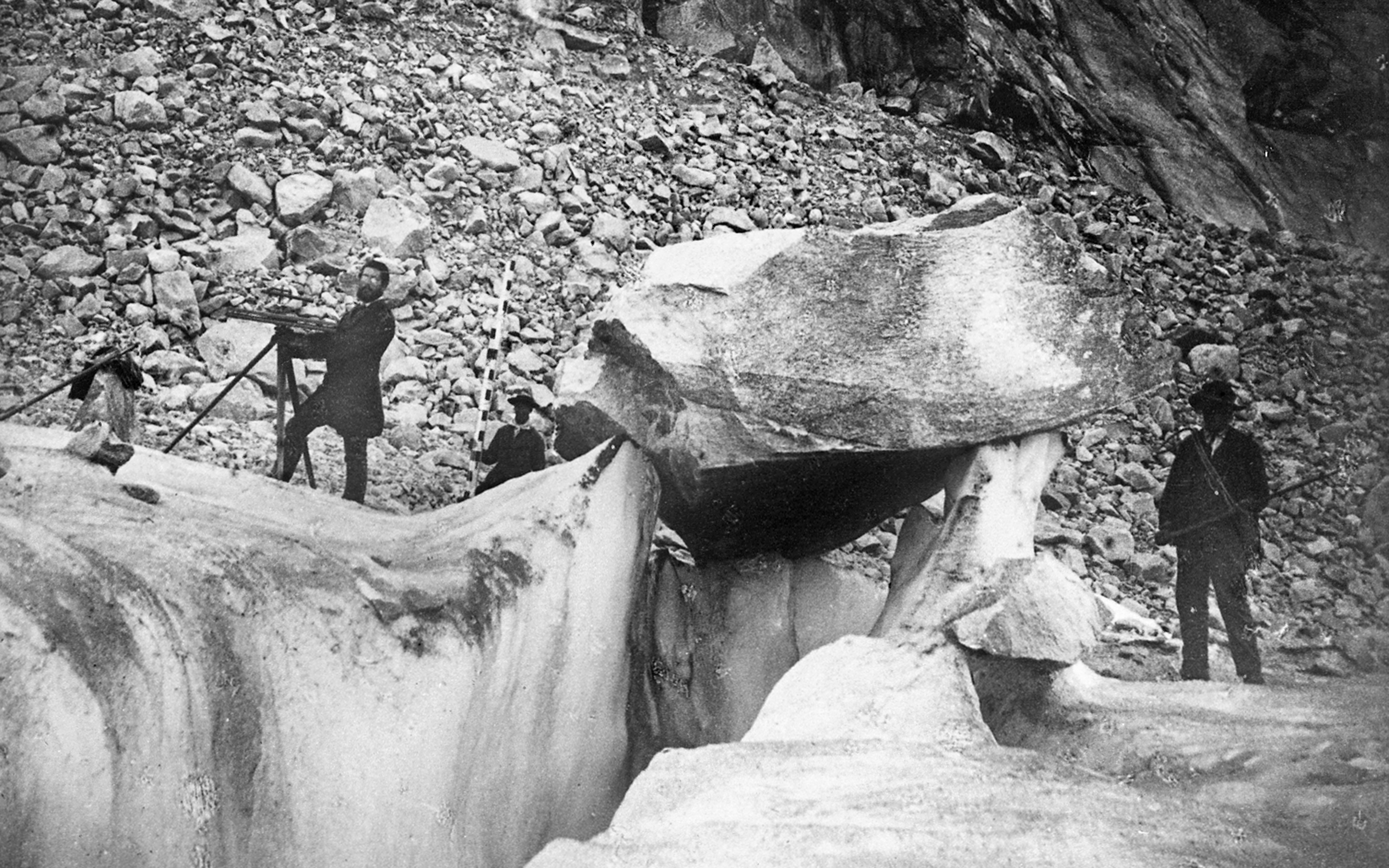 L’ingénieur Hermann Lindenmann menant des travaux de mensuration sur le glacier du Rhône en 1882.