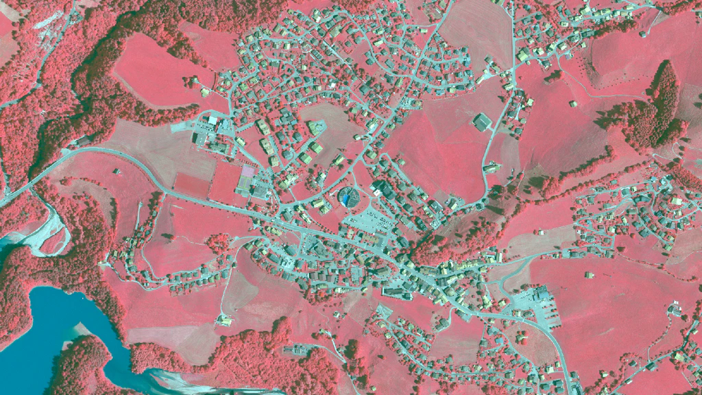 L'image montre une vue aérienne infrarouge de la région de Charmey (FR).
