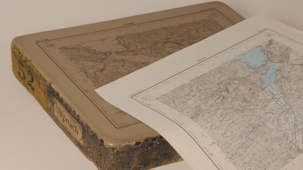 Pierre lithographique d'Alpnach, sur laquelle est posée la feuille de carte correspondante. La photo montre une pierre lithographique épaisse et lourde.