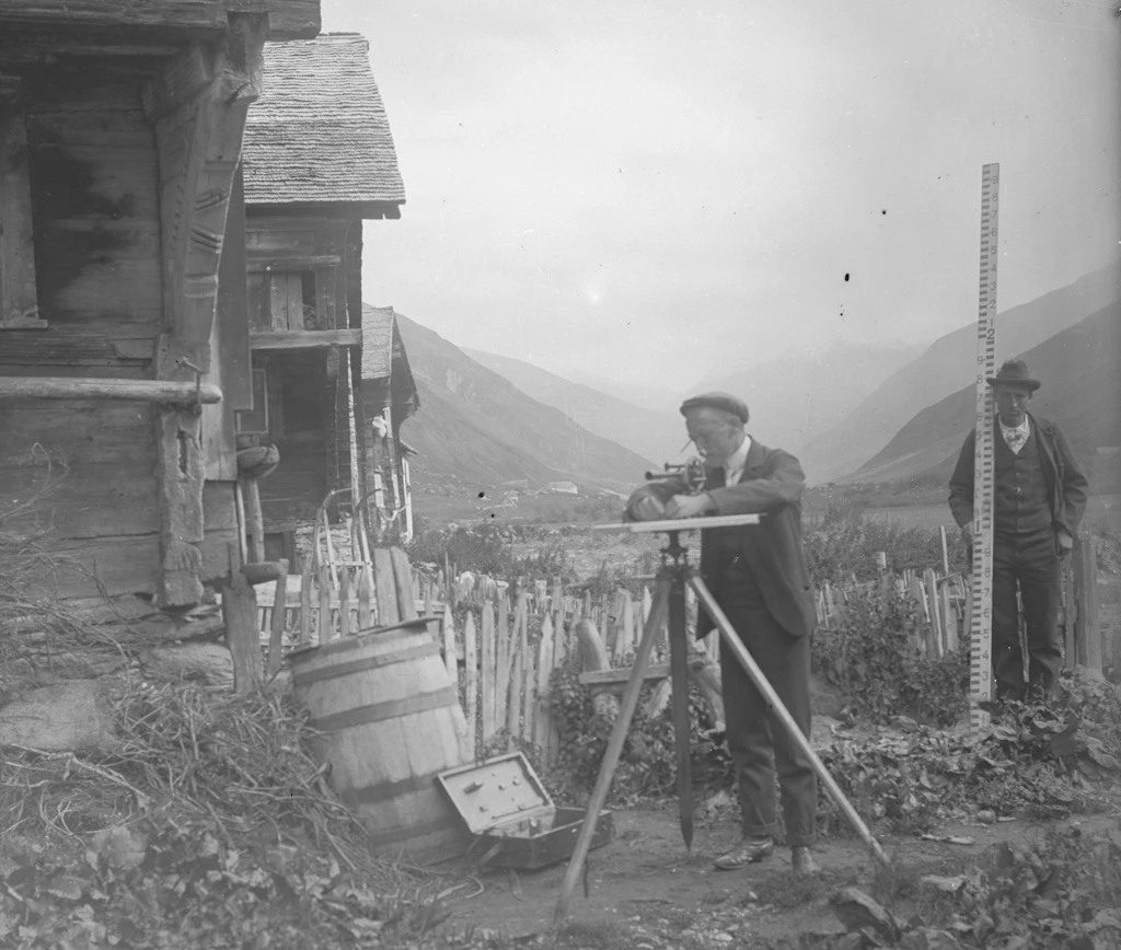 Travail de mensuration à Hospental en 1905.
