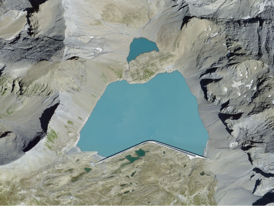L'image montre une vue aérienne de l'Obersee et du Muttsee avec le barrage du Muttsee.