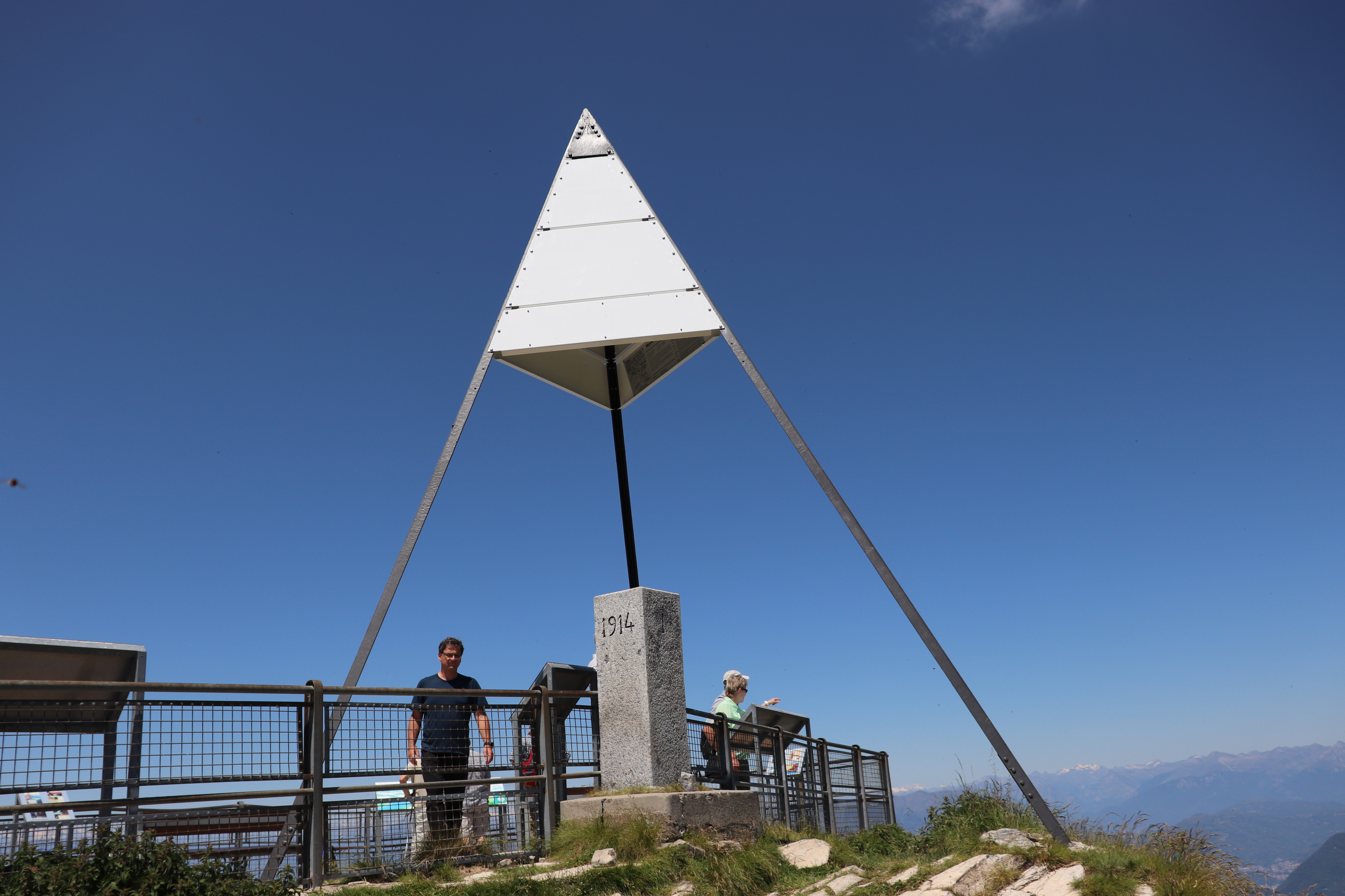 Pyramide de triangulation sur le Monte Generoso peu après la restauration.