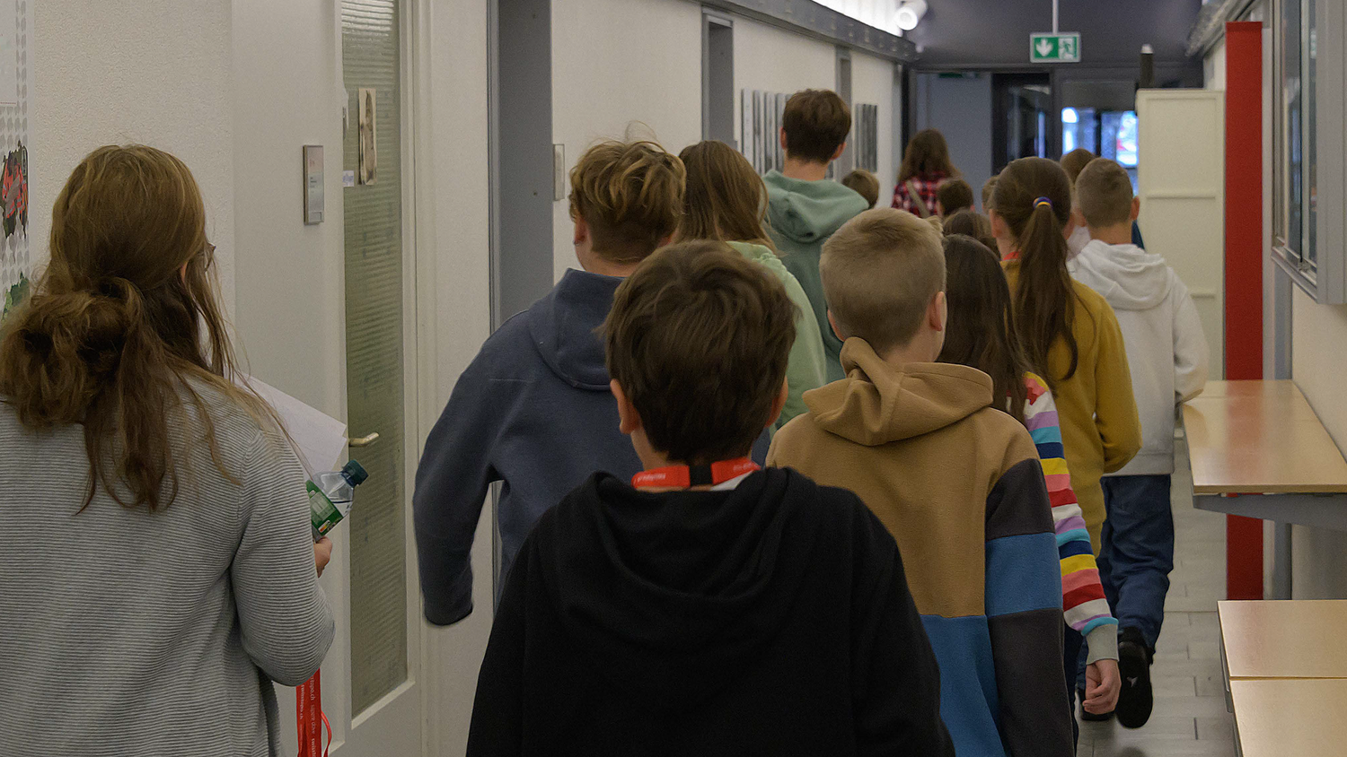 Un groupe de visiteurs dans le couloir du bâtiment de swisstopo
