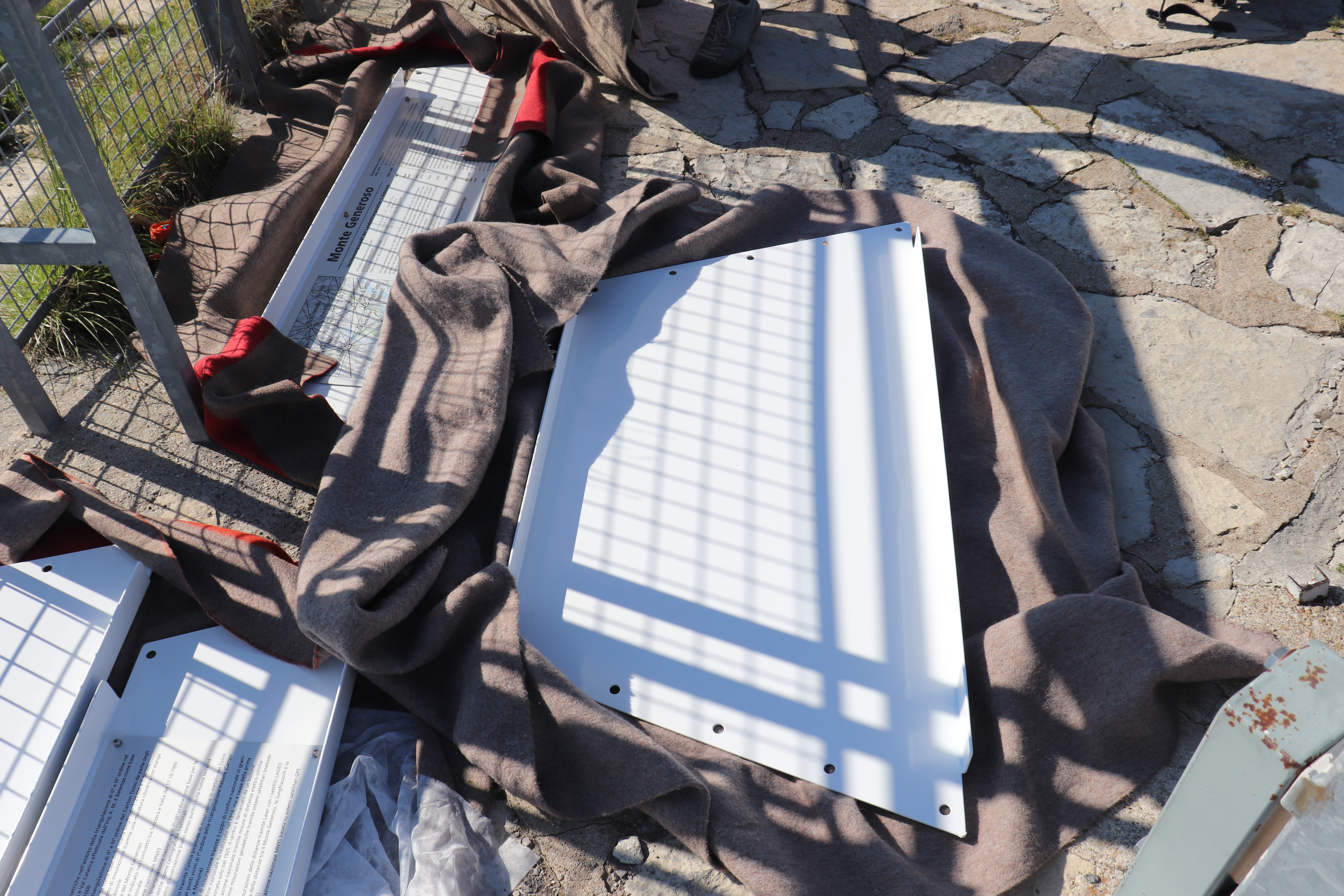 Plaques blanches de la pyramide de triangulation.