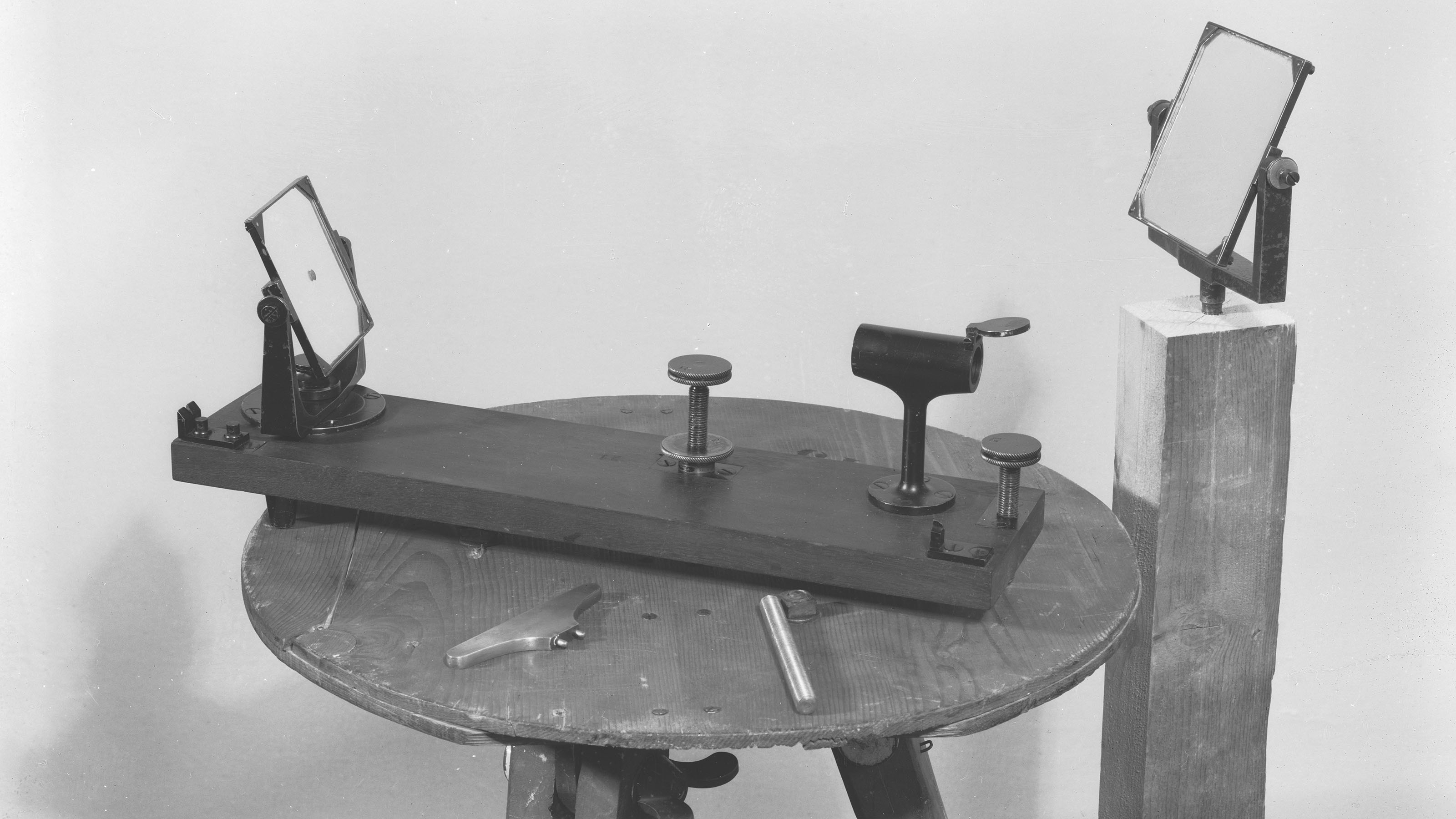 Instrument composé d'une planche avec miroir, d'un deuxième miroir séparé et d'autres éléments.