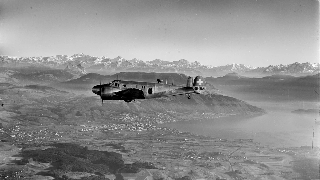 Avion de mensuration Beechcraft C45F durant un vol photogrammétrique, vers 1960.