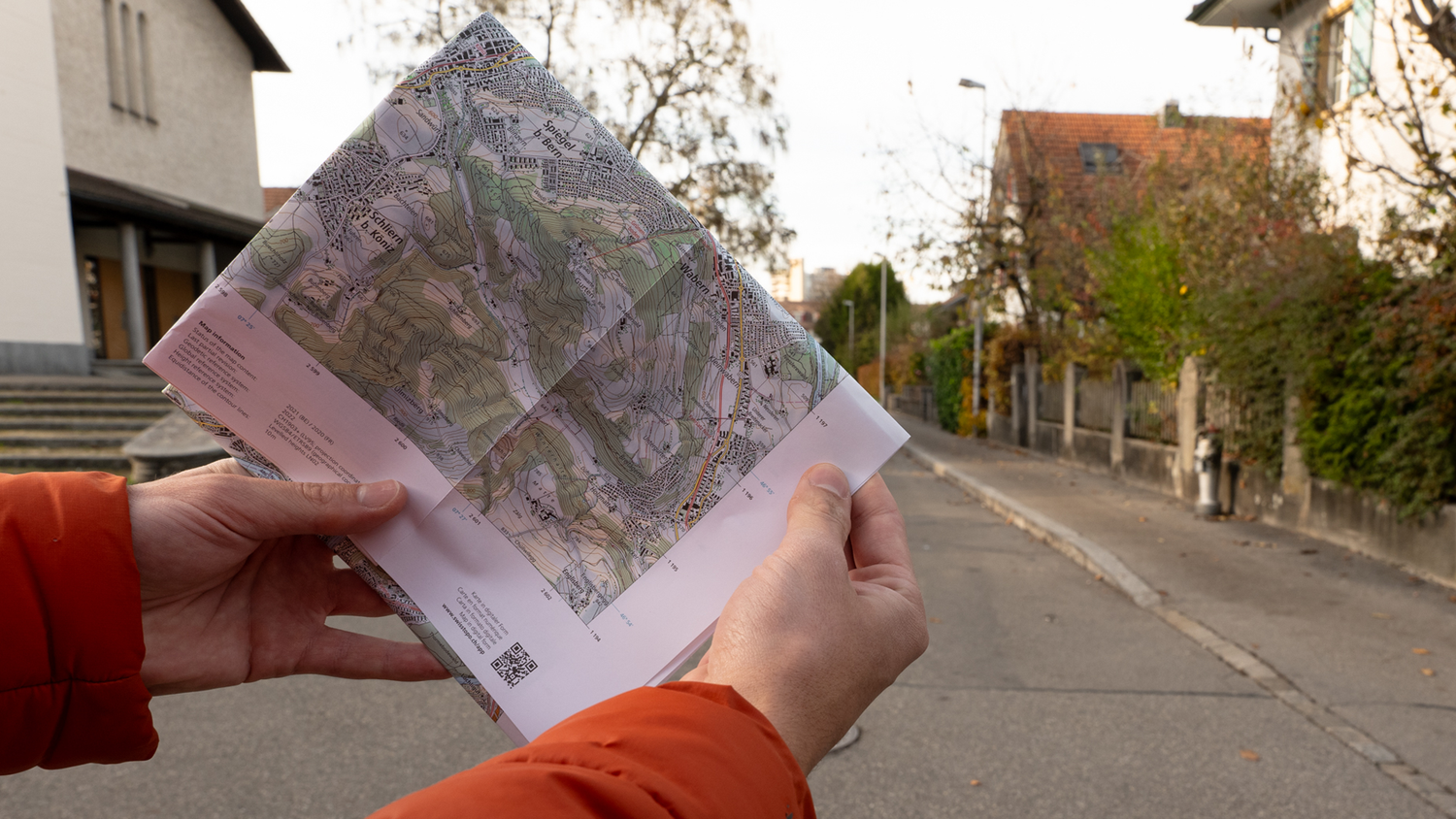 L'image montre comment la carte doit être pliée à la main