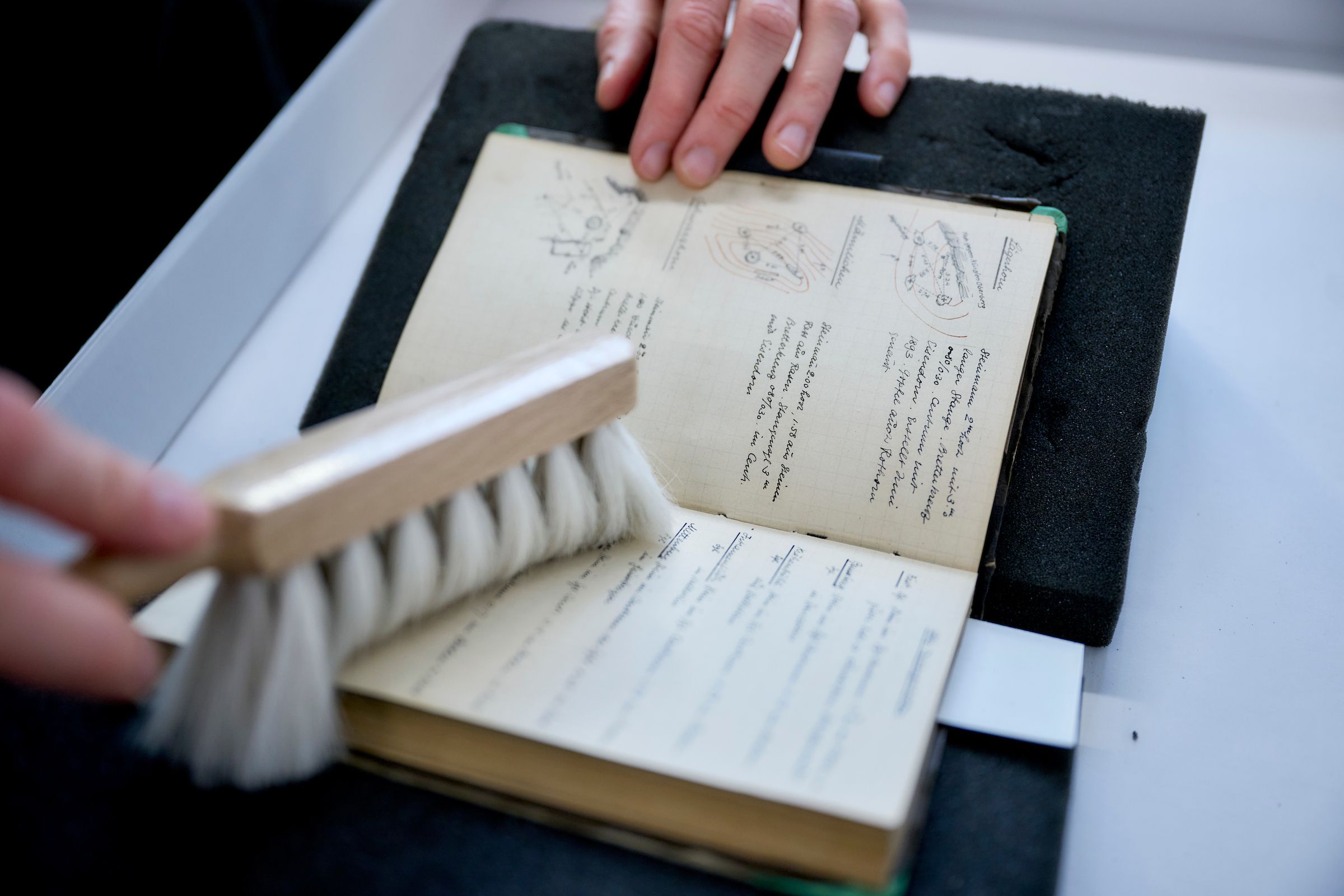 Lea Dauwalder lors de la restauration d'un carnet de notes.