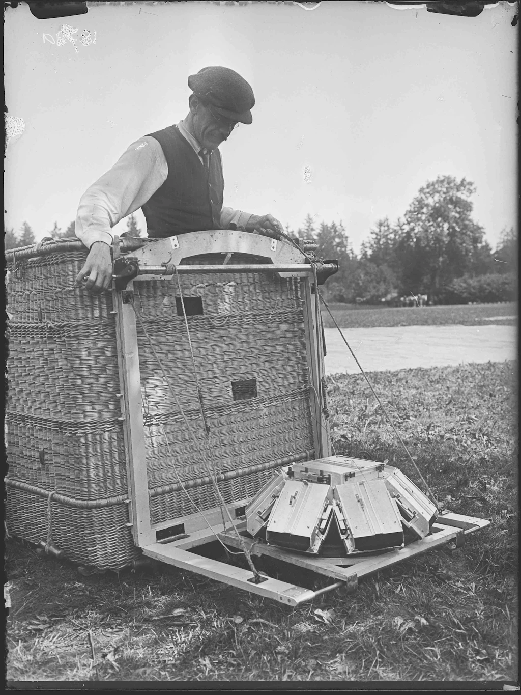 Gustav Kammerer dans le ballon captif près du Belpberg, 1913. Sa chambre de prise de vue capable de prendre simultanément huit clichés individuels est fixée à la nacelle.