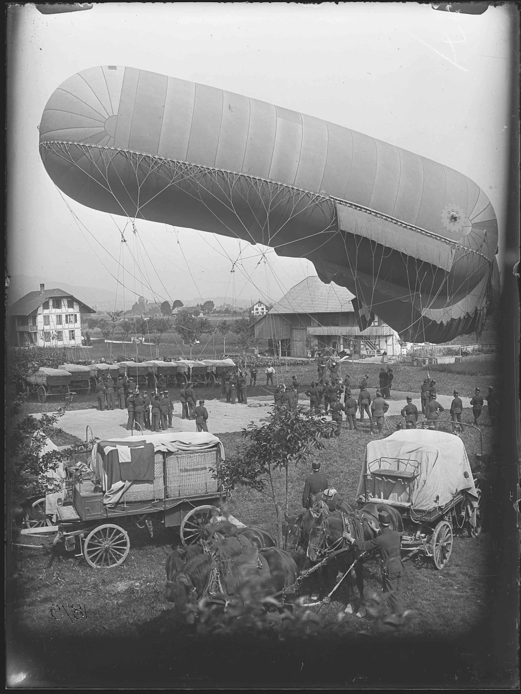 Le ballon captif de la troupe d’aérostiers, après avoir été remplie de gaz au Belpberg, 1913.