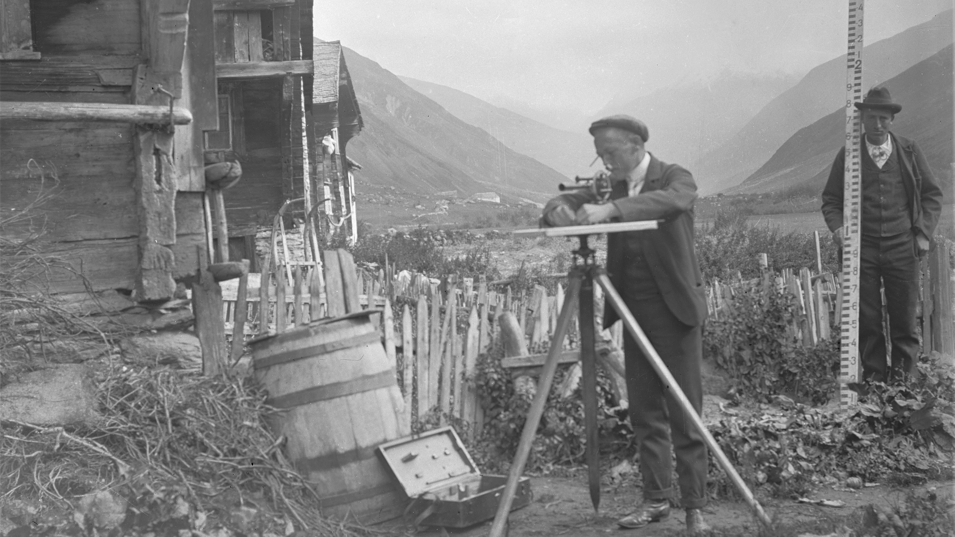 Le topographe Perrin à la table de mesure. A côté de lui se tient un assistant avec un pied à coulisse.