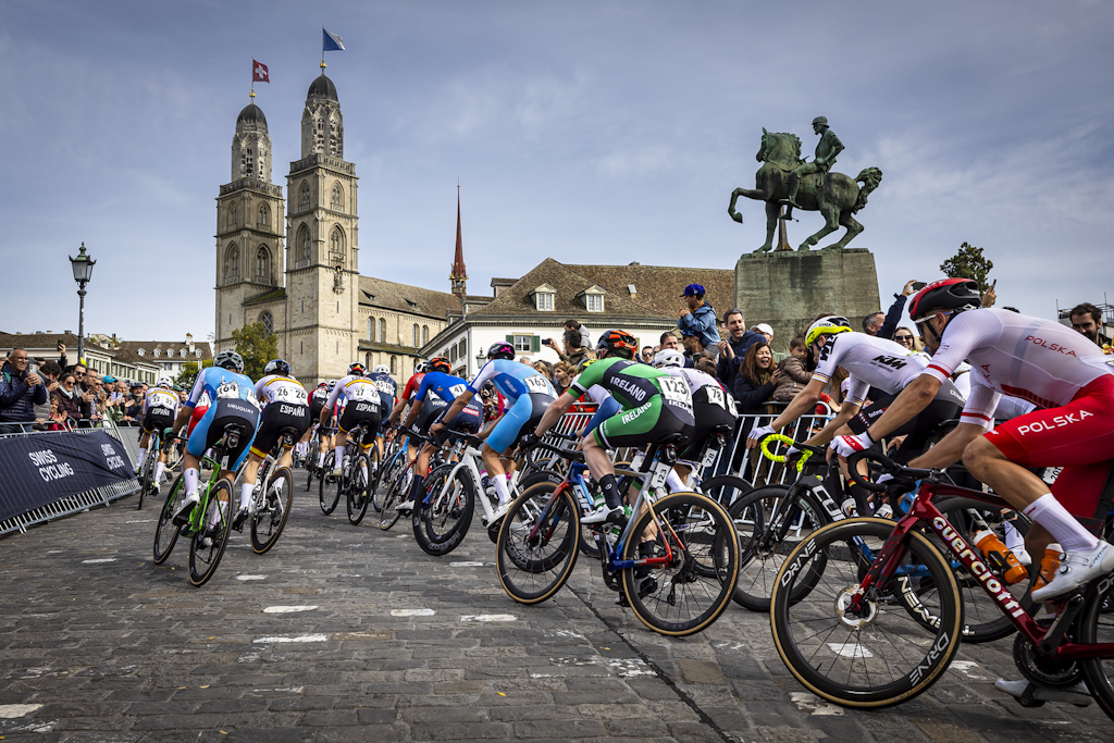 Cyclistes devant la cathédrale Grossmünster de Zurich.