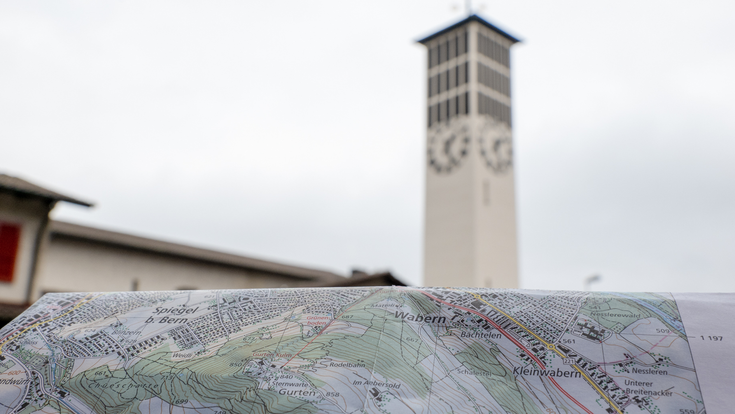 L'image montre une carte orientée vers un point marquant, ici une église.