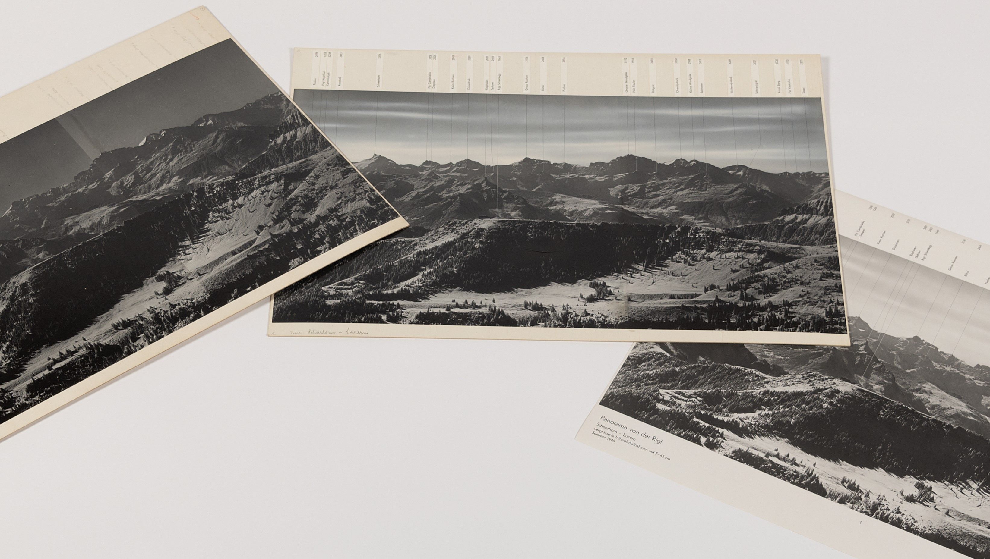 Les produits des trois étapes de travail lors de la production du panorama du Rigi sous forme de tirages photo.