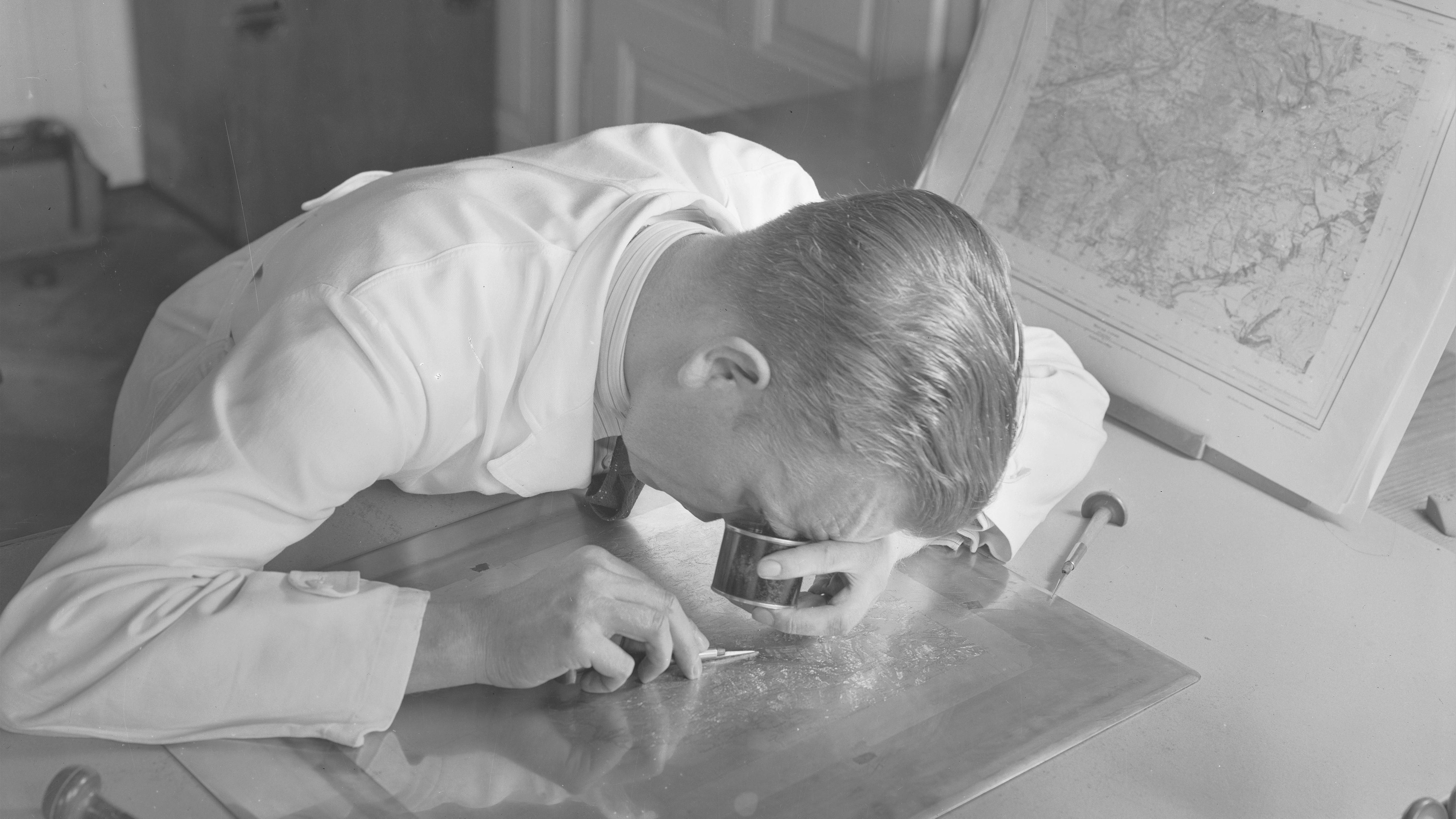 Graveur sur cuivre au travail en 1938.