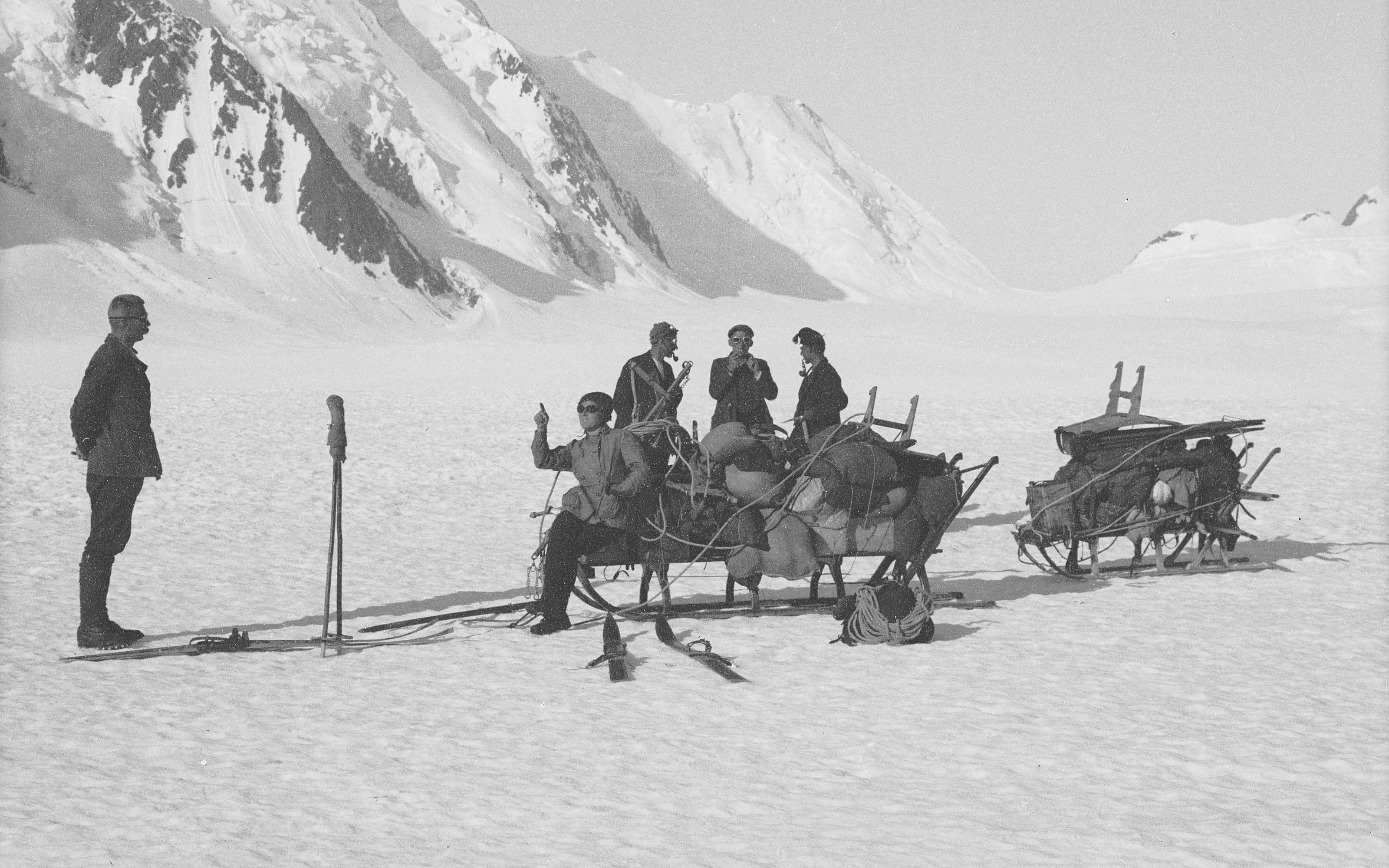 Ingénieur avec assistants sur un traîneau sur le glacier de la Place Concordia.