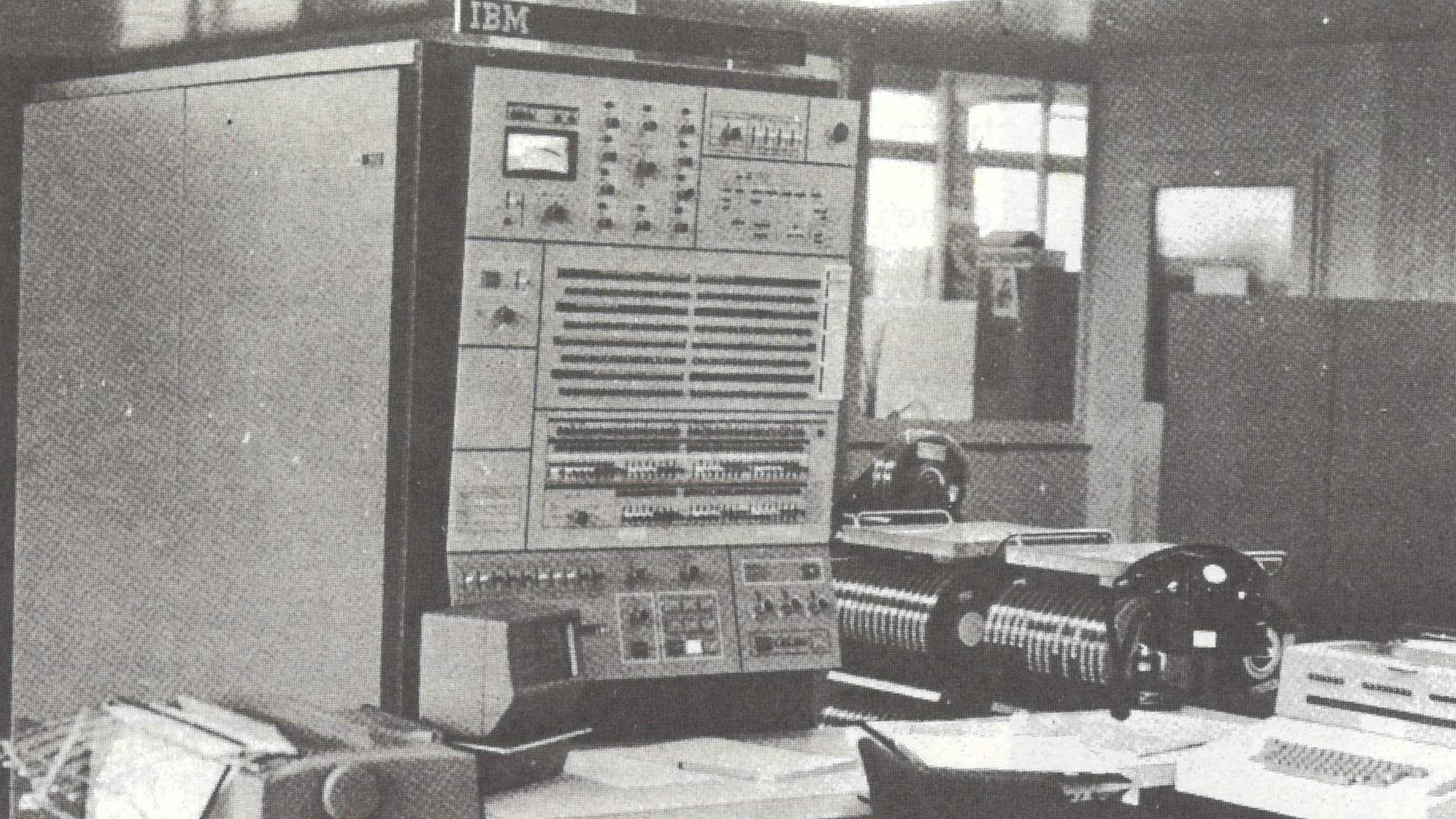 Calculatrice à hauteur d'homme IBM 360 modèle 50 avec des bandes magnétiques comme mémoire de données.