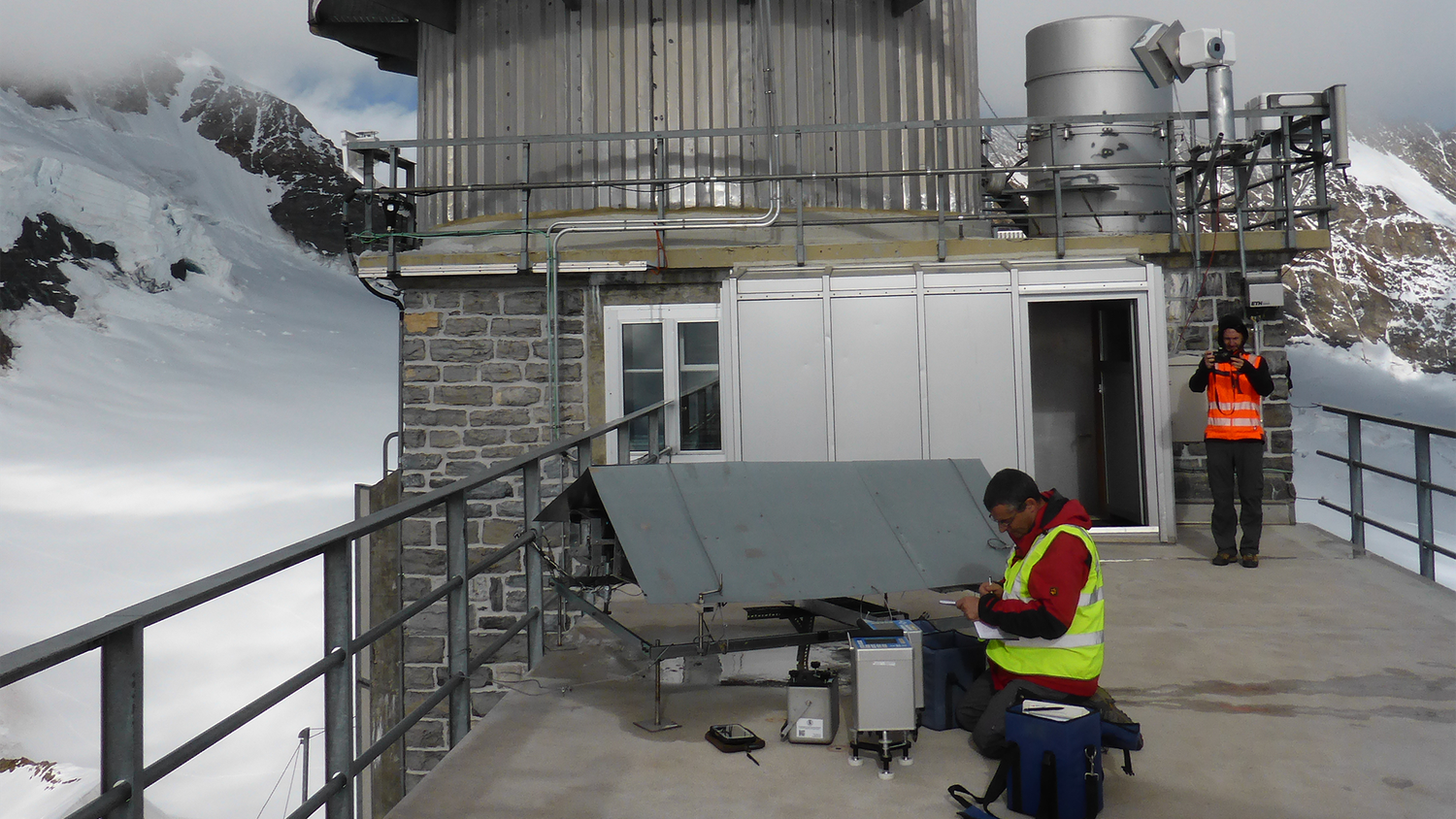 Collaborateurs de swisstopo lors de travaux de mesure sur le Jungfraujoch