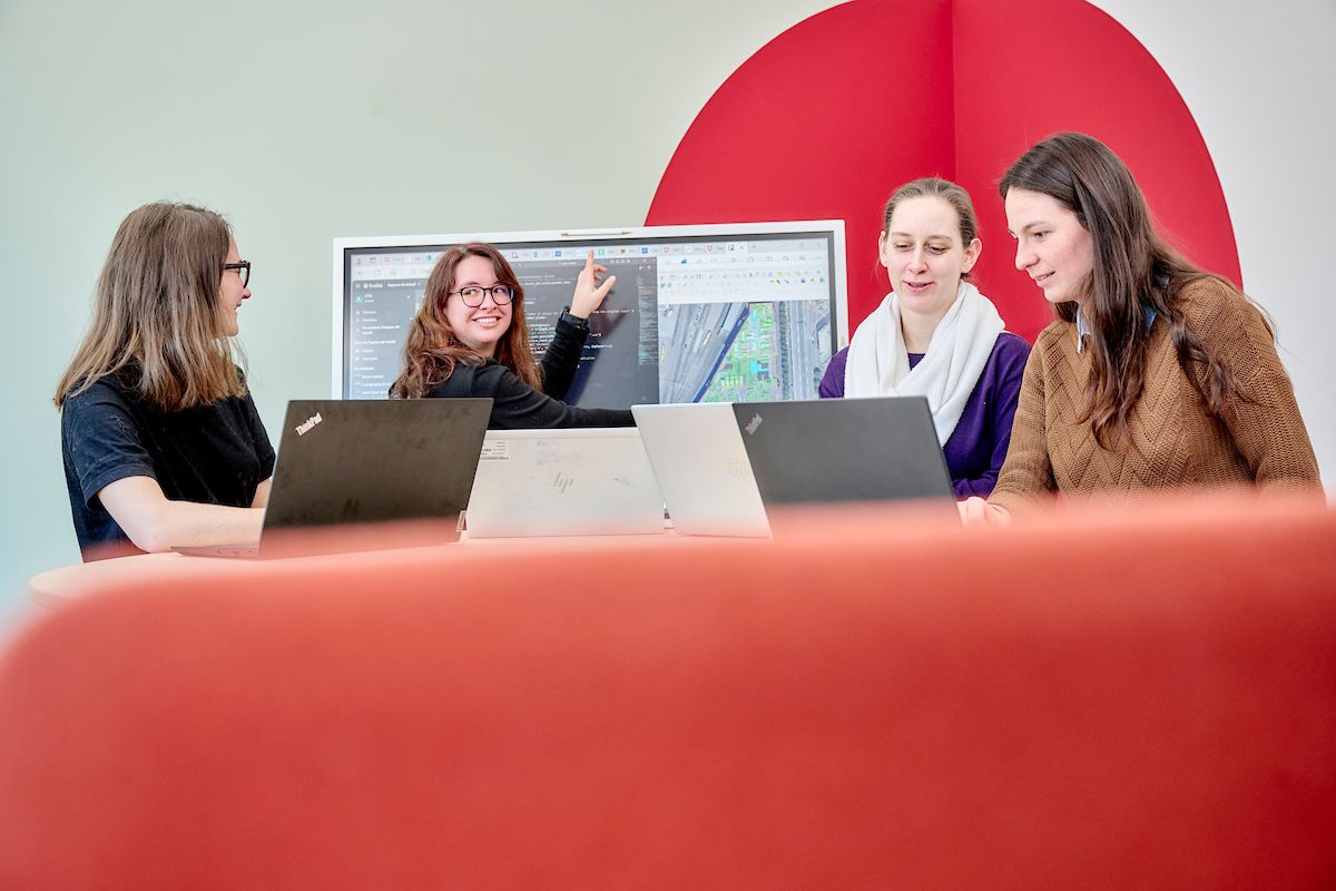 Roxane Pott, cheffe de projet innovation, entourée de ses collègues data scientists lors d’une réunion de travail