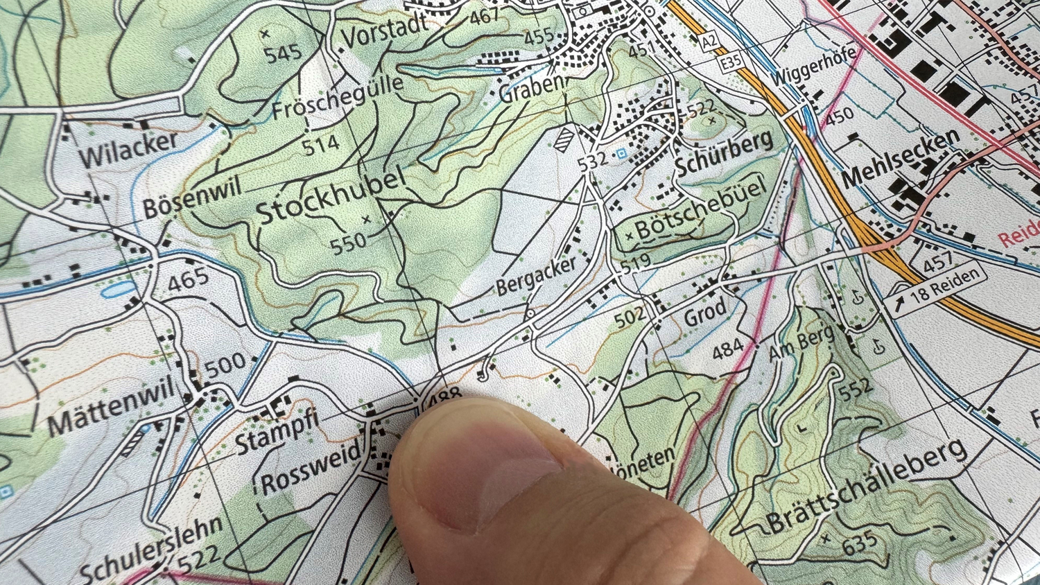 L'image montre comment faire le tour du pouce