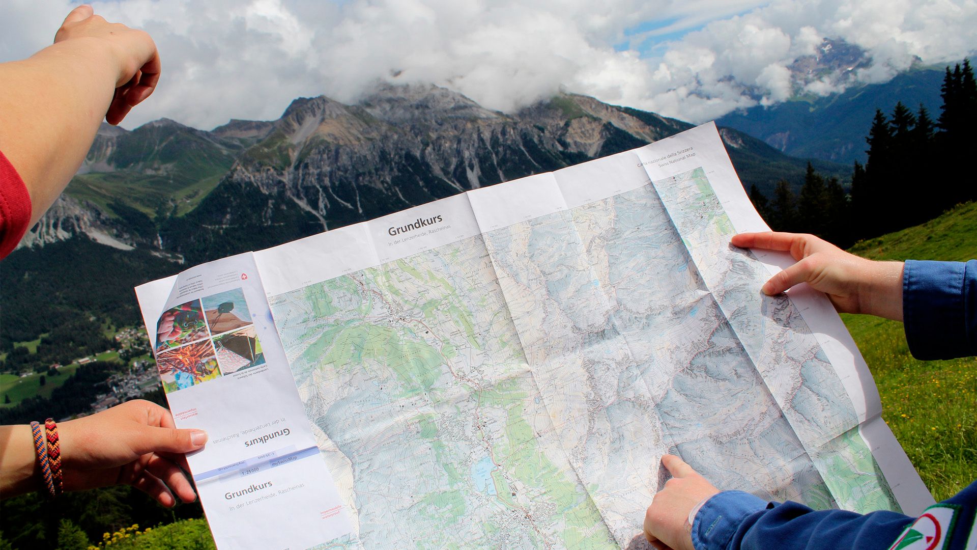 La photo de couverture montre comment une carte nationale est orientée sur le terrain.