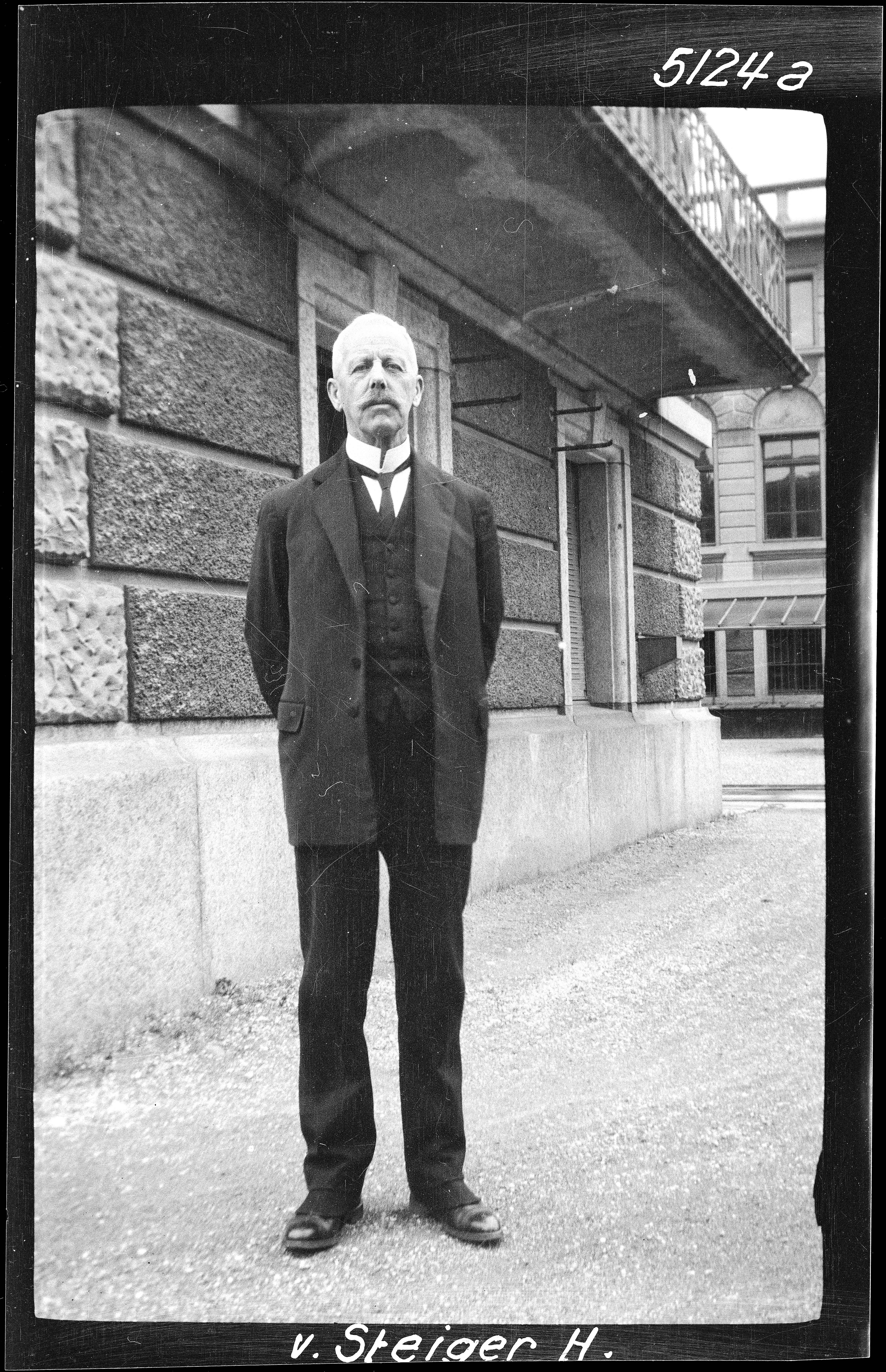 Hans von Steiger pose pour la photo portrait dans le quartier bernois de Kirchenfeld.