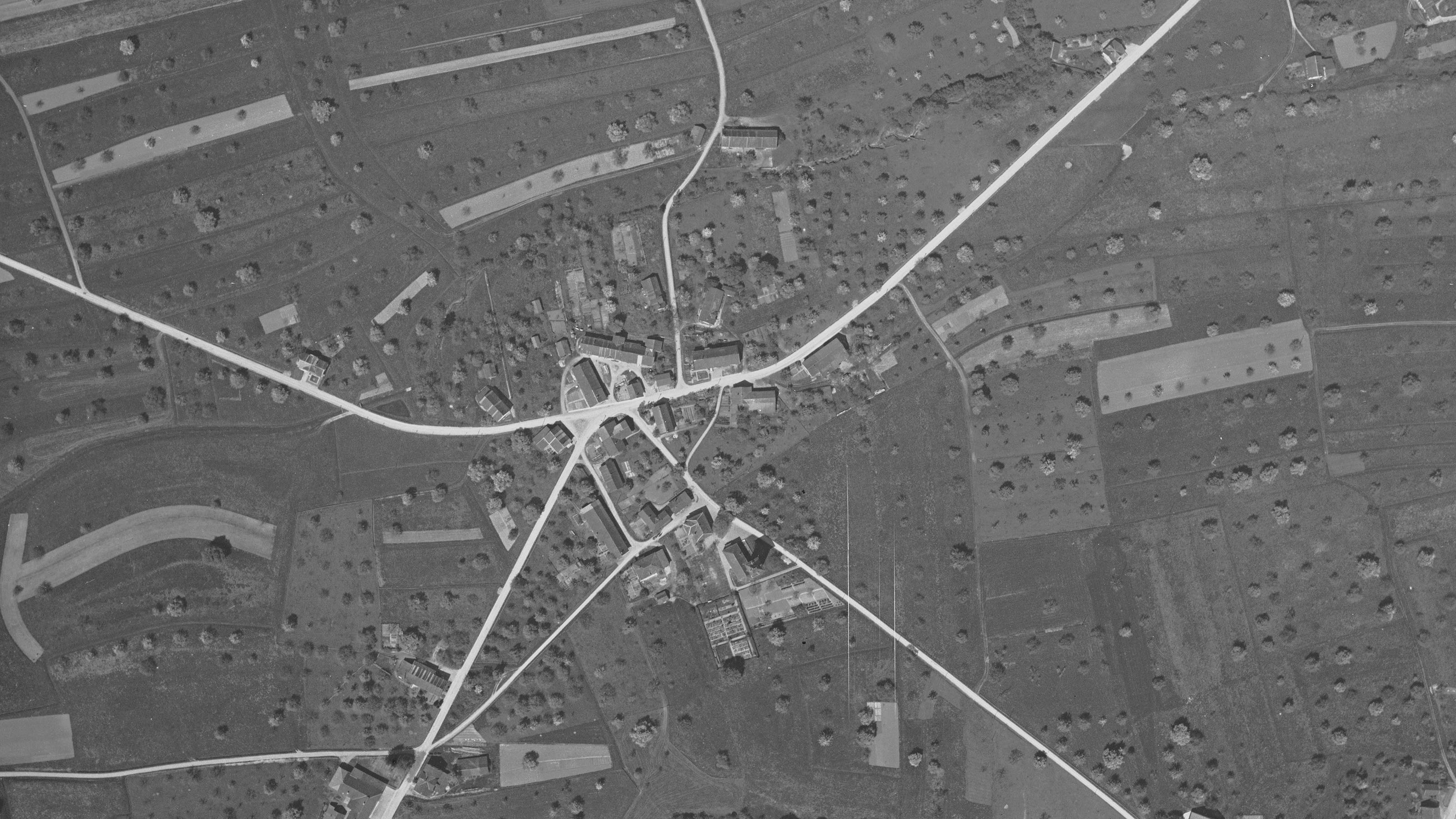 Oberhofen en Thurgovie sur une photo aérienne de 1935. Le village est entouré de champs, qui abritent également de nombreux arbres fruitiers.