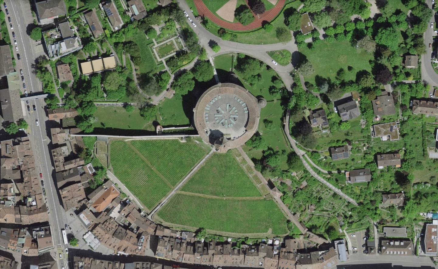 L'image montre une vue aérienne du Munot à Schaffhouse et de ses environs.
