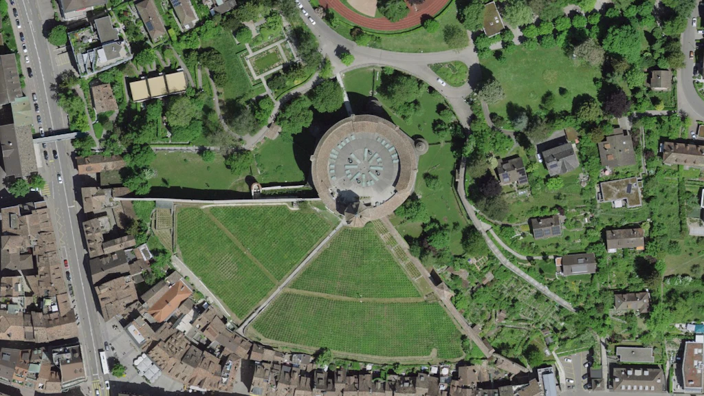 L'image montre une vue aérienne du Munot à Schaffhouse et de ses environs.