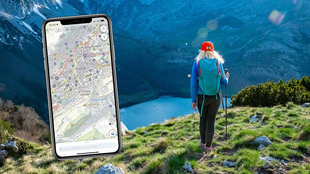 Écran avec carte de base dans l'application swisstopo, avec une femme en randonnée en arrière-plan