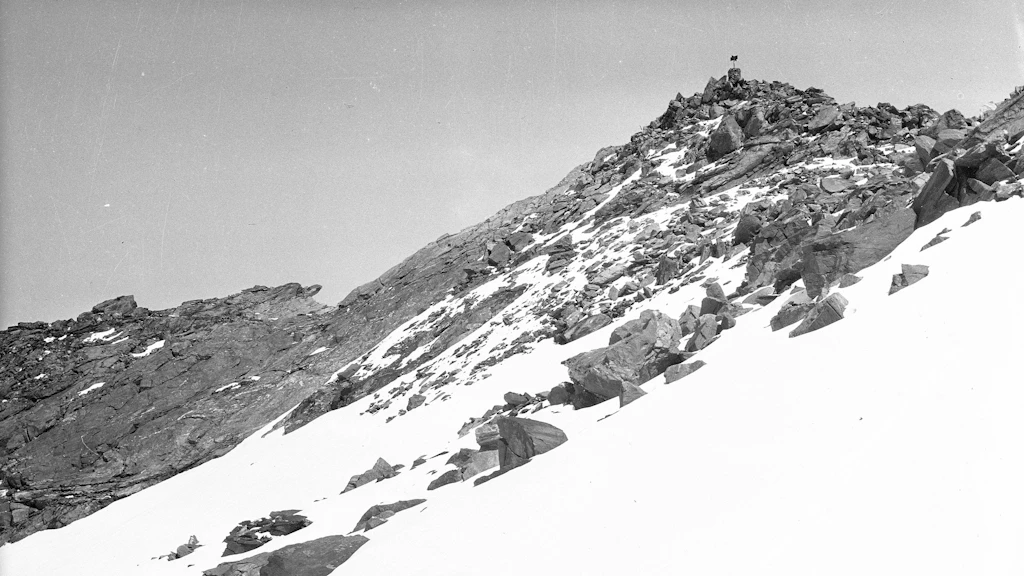 Sommet de la Rosablanche avec signal d'arpentage, crête et éboulis.
