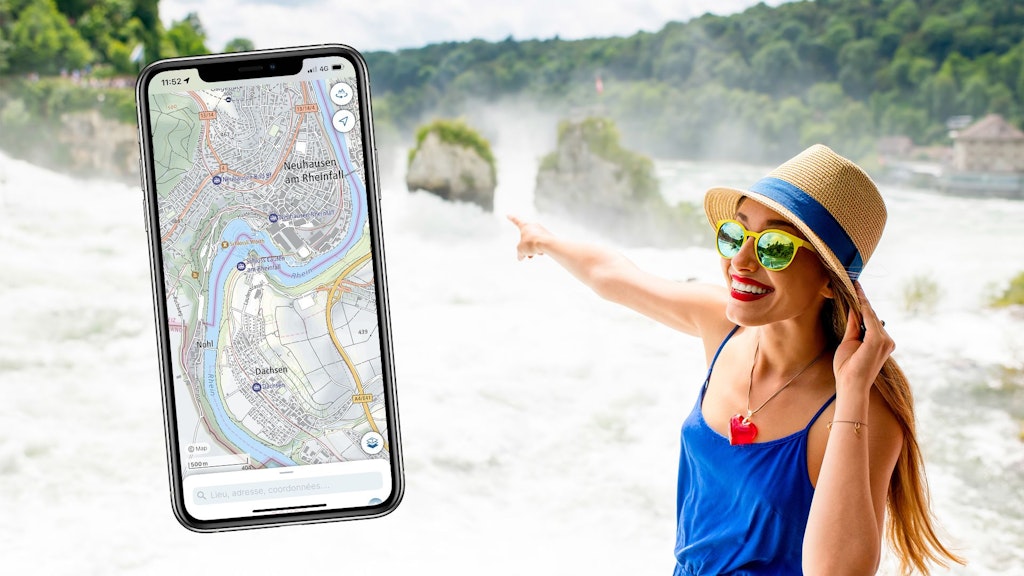 Carte de base dans une région frontalière avec une femme devant une cascade en arrière-plan