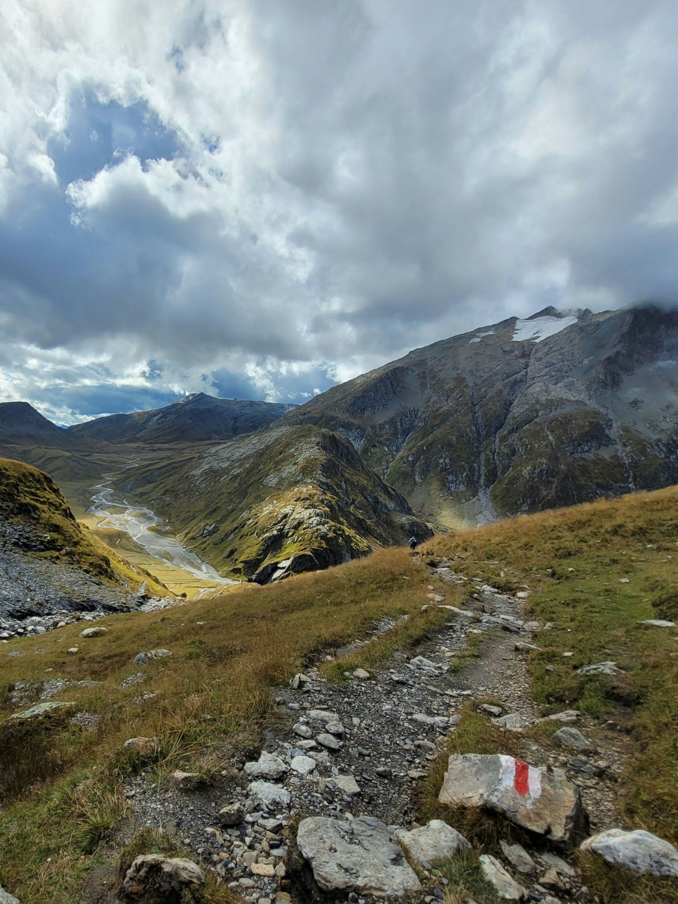 Sentier de montagne balisé blanc-rouge-blanc