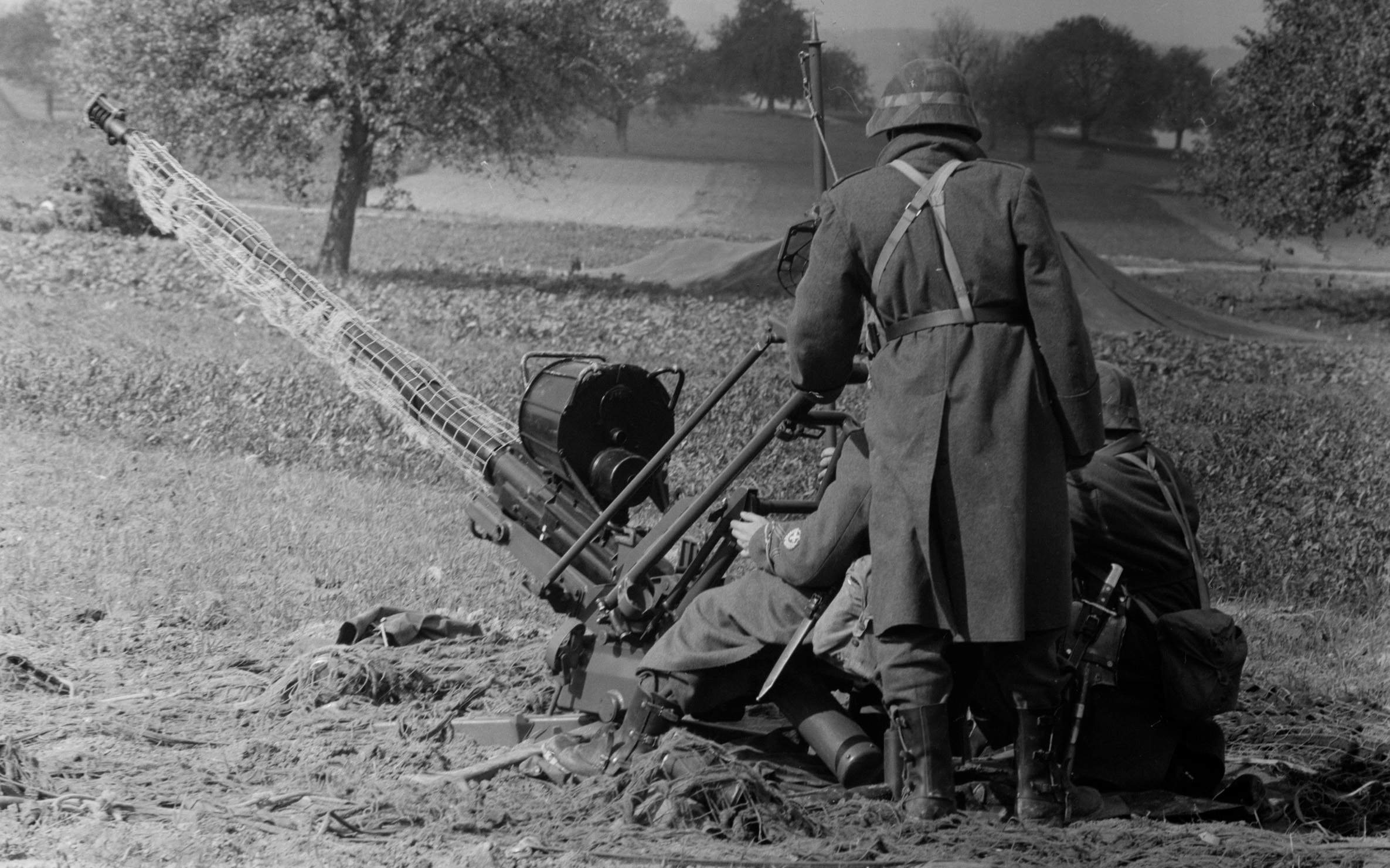 Militaire, manœuvre, soldats de la DCA avec un canon DCA 20 mm 54 en position de tir.
