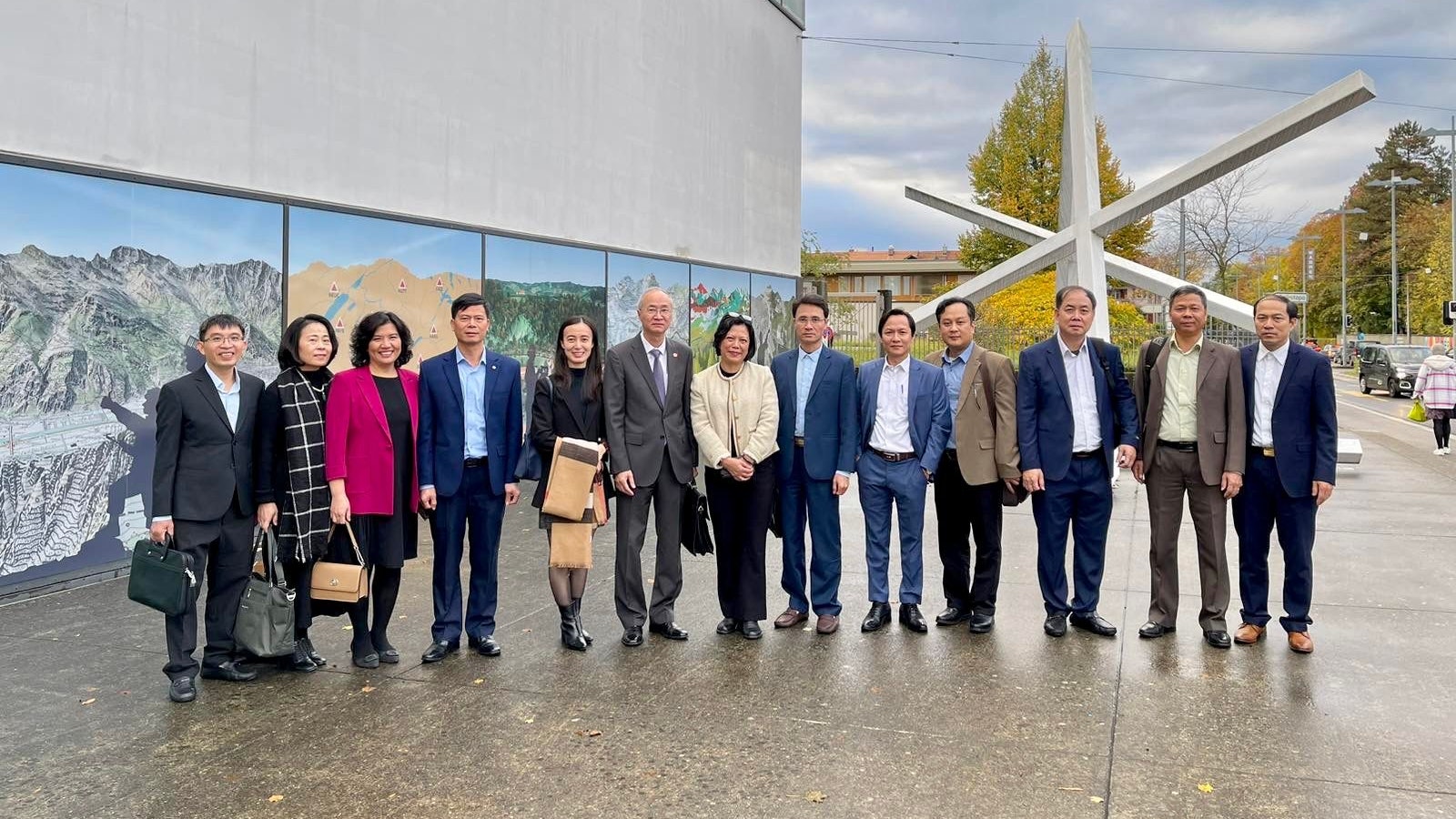 Nguyen Thi Huong, vice-présidente de la Commission nationale vietnamienne aux frontières et Phung The Long, ambassadeur du Vietnam en Suisse entourés de la délégation vietnamienne en visite chez swisstopo devant le siège de l’Office fédéral à Wabern