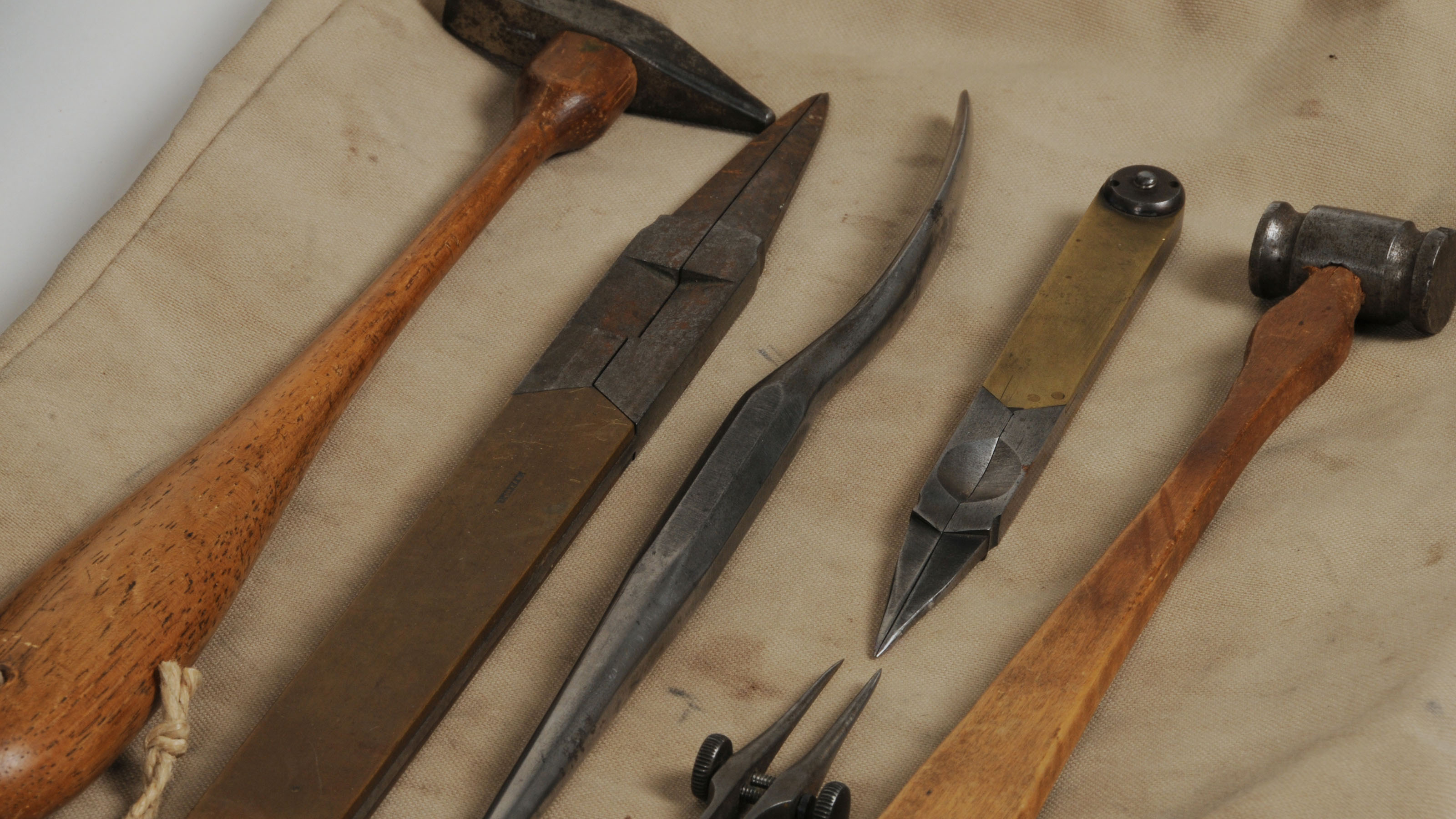 Photographie du marteau, du poinçon et d'autres outils de la gravure sur cuivre.