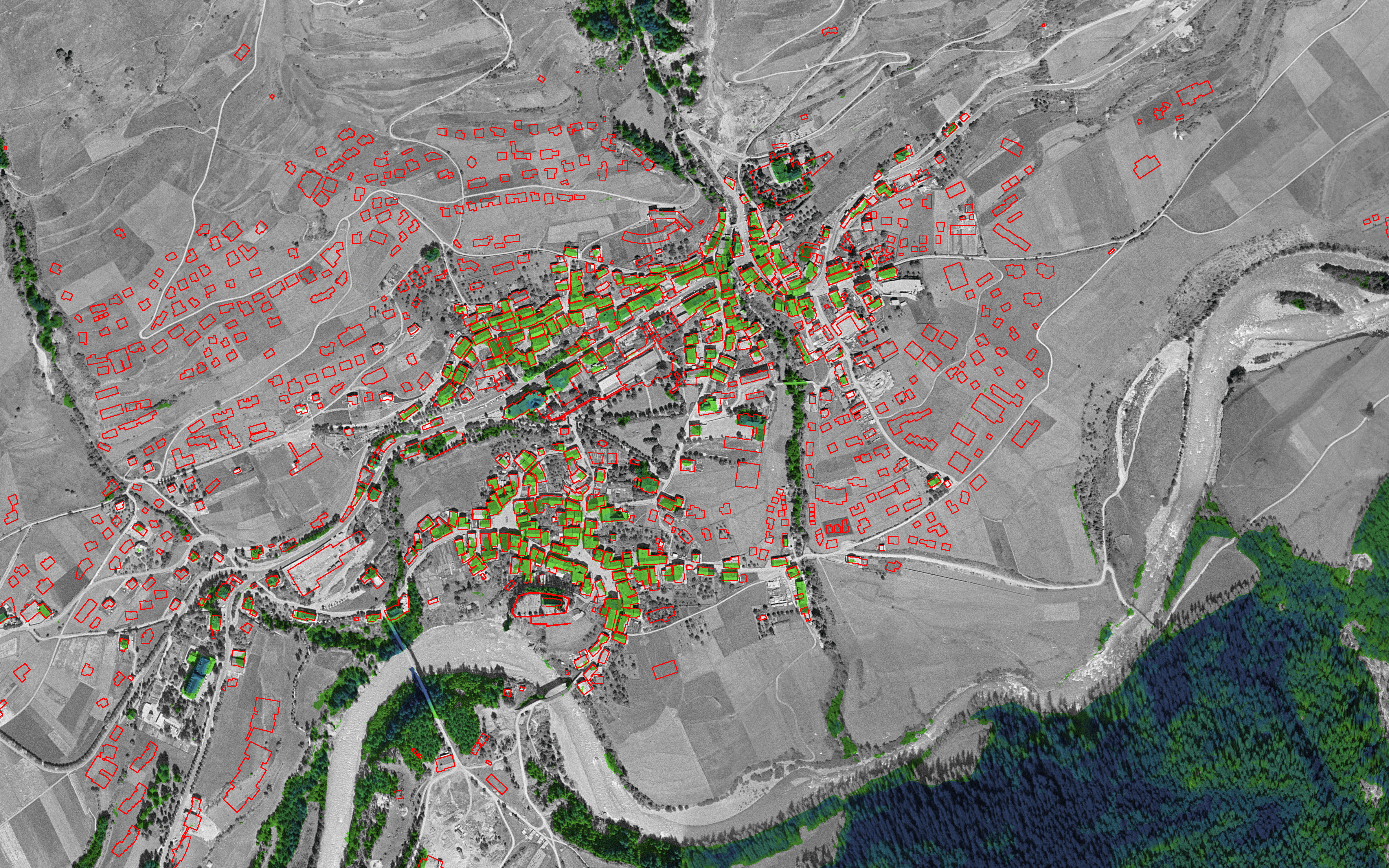 Sezione di Scuol del mosaico di ortofoto. L'immagine è stata elaborata con marcature rosse e verdi.