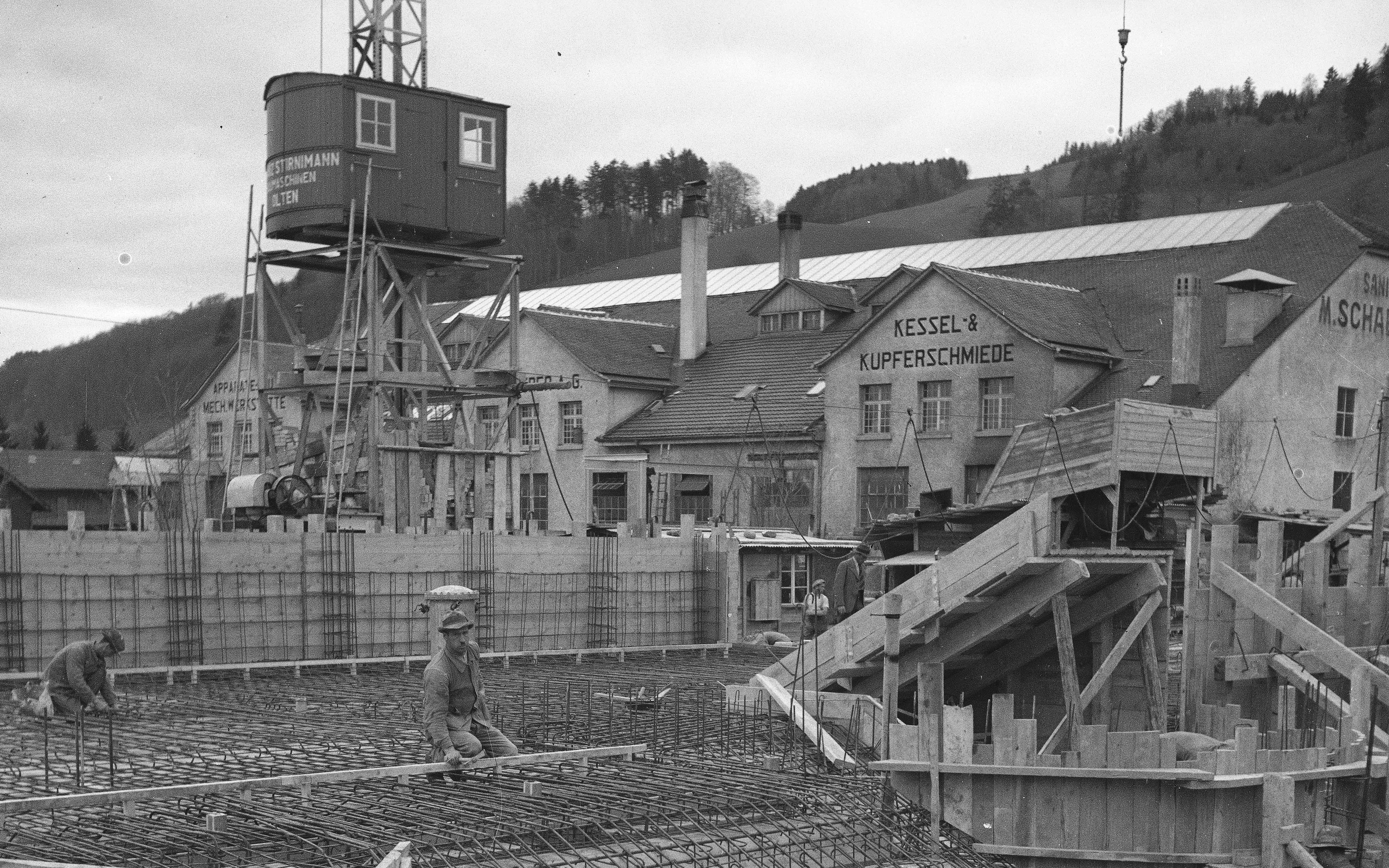 Foto di operai al cantiere del nuovo edificio di swisstopo, seconda metà degli anni Trenta. Il Gurten sullo sfondo.