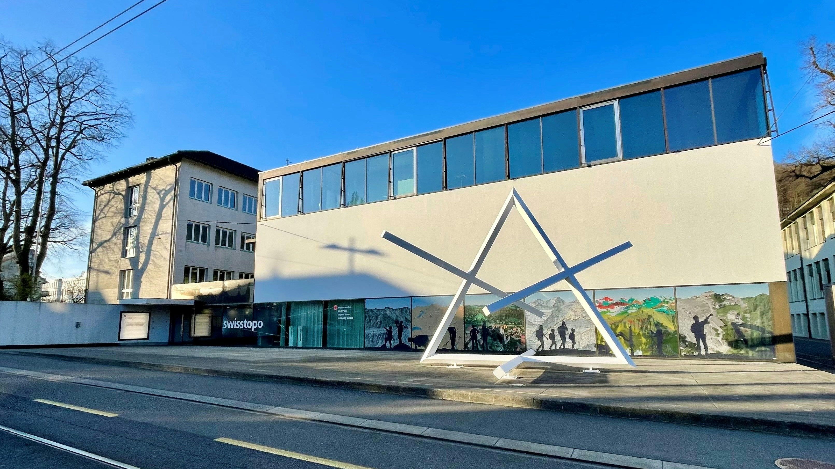 L'edificio swisstopo a Wabern illuminato dal sole mattutino