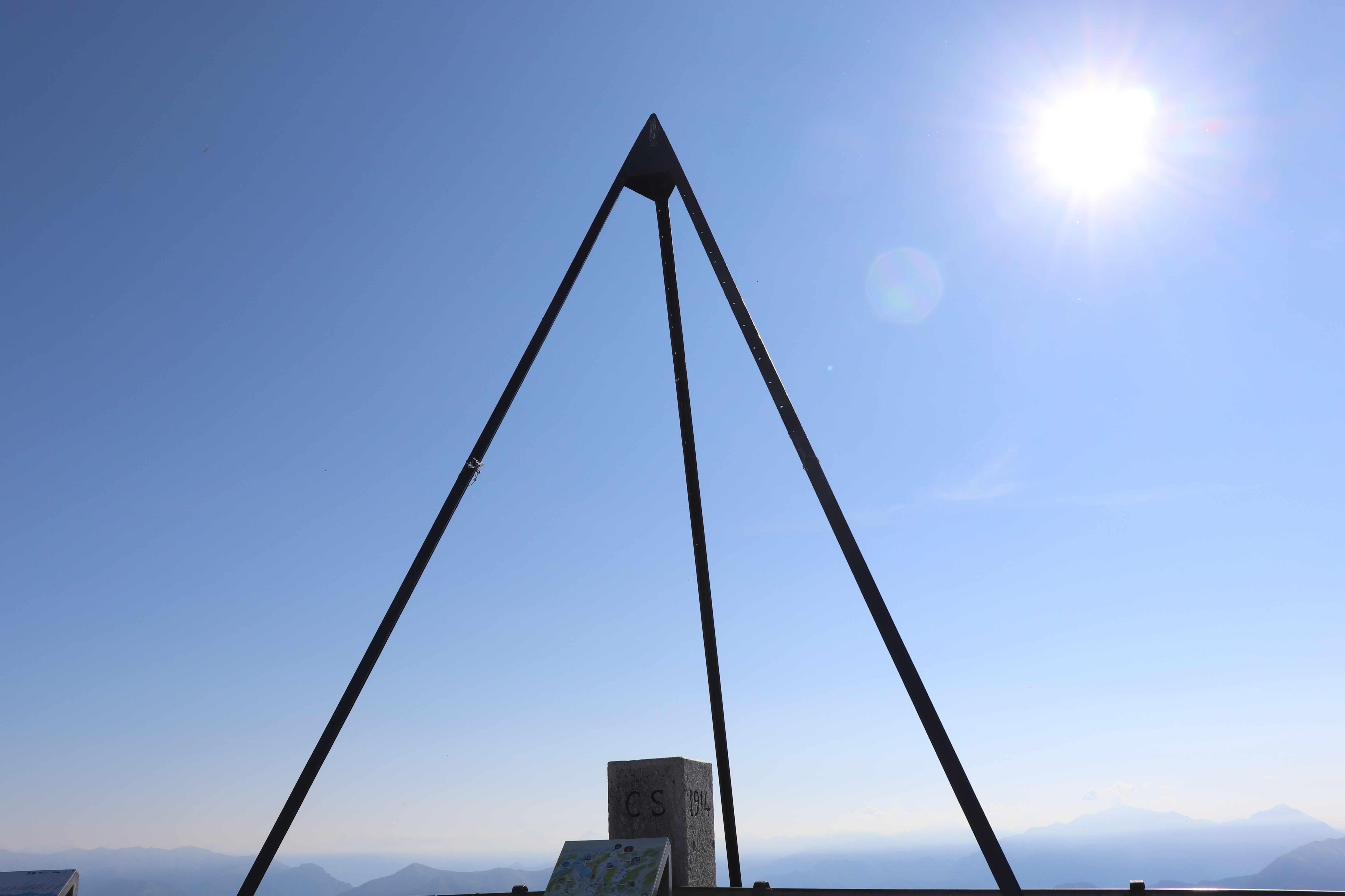 Impalcatura della piramide di triangolazione sul Monte Generoso.