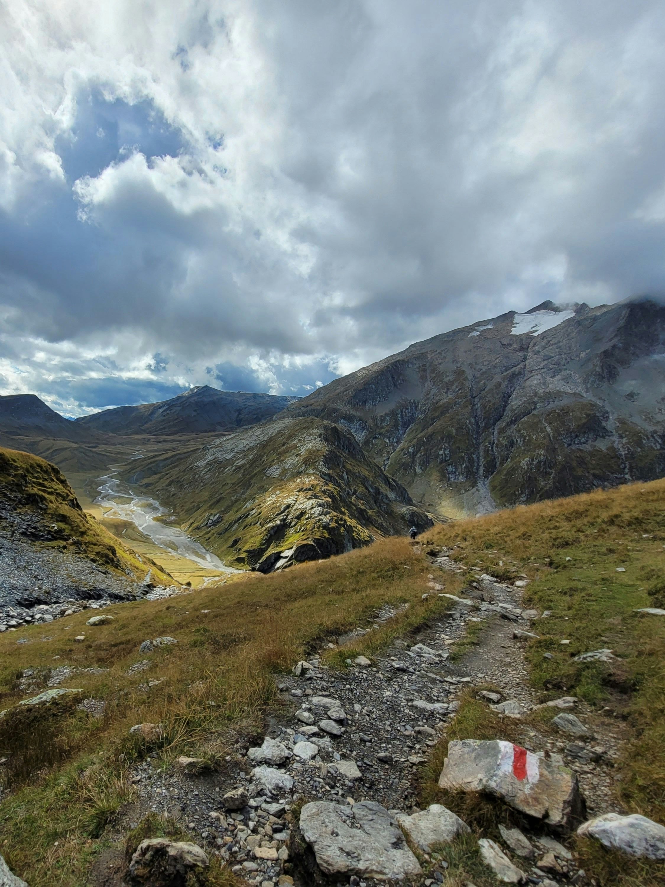 Sentiero escursionistico di montagna marcato con bianco-rosso-bianco