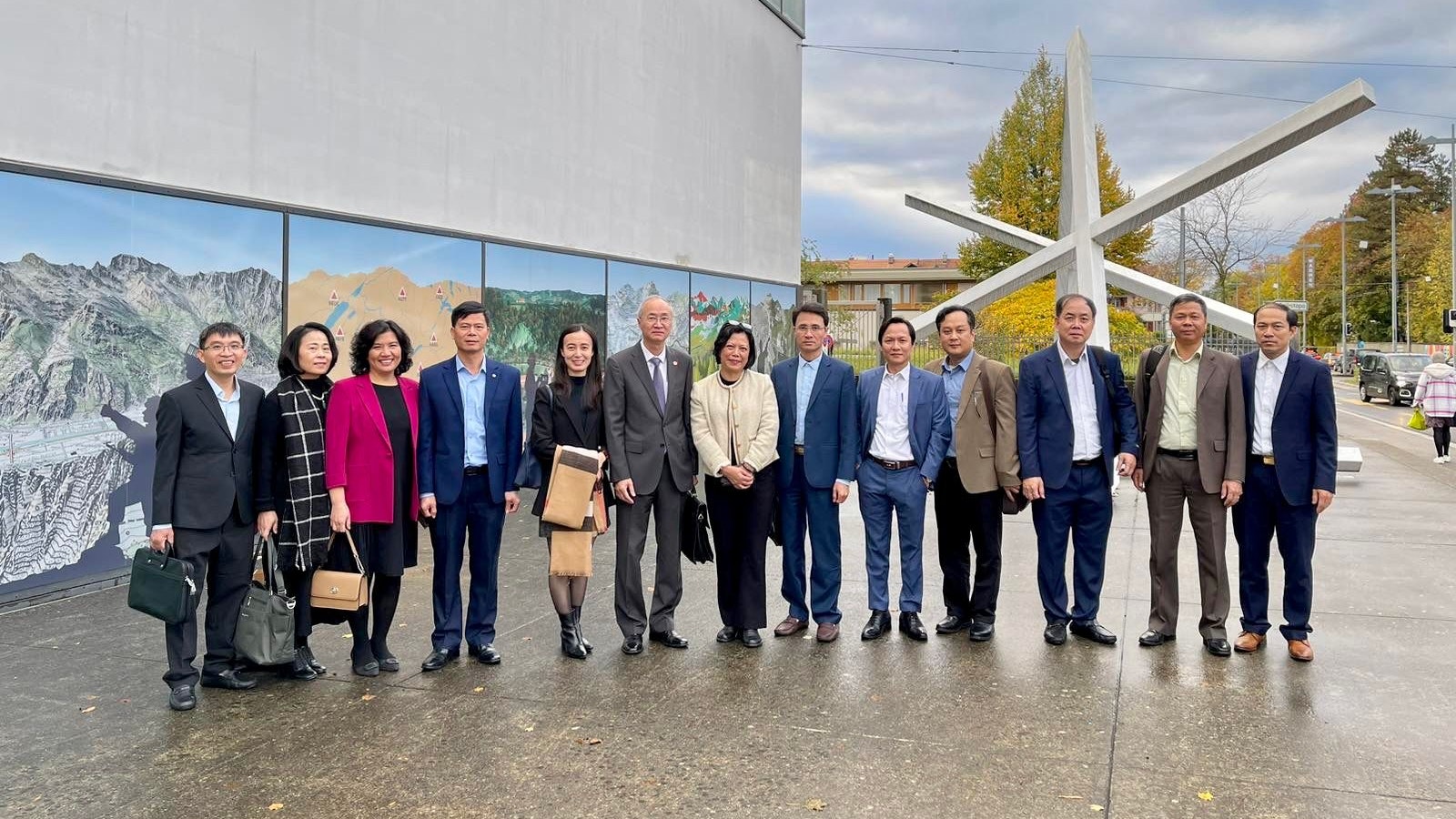Nguyen Thi Huong, vicepresidente della Commissione nazionale per le frontiere del Vietnam, e Phung The Long, ambasciatore del Vietnam in Svizzera, circondati dalla delegazione vietnamita in visita a swisstopo davanti alla sede dell'Ufficio federale a Wabern
